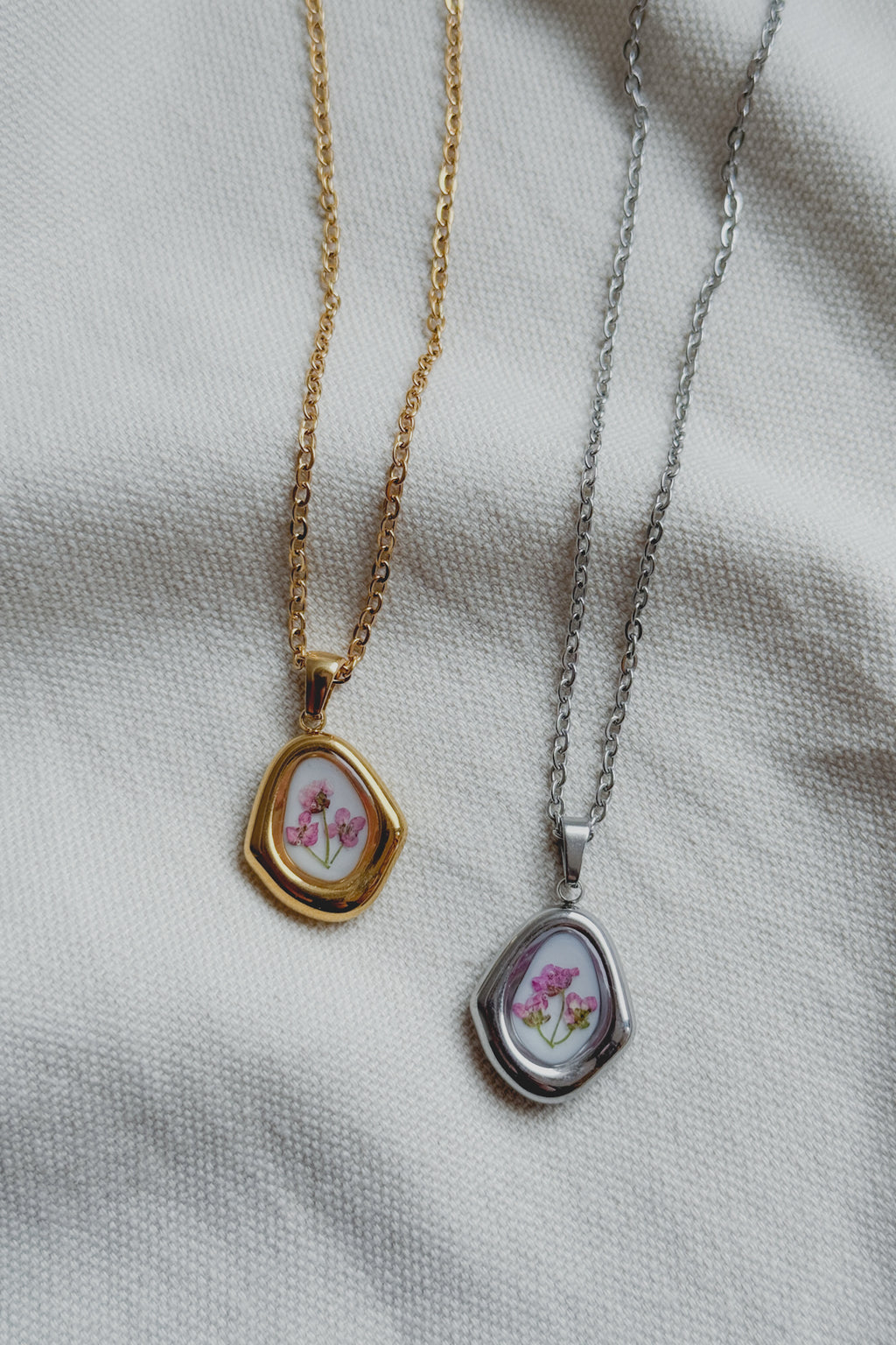 Collana rombo irregolare con fondo bianco e Alisso