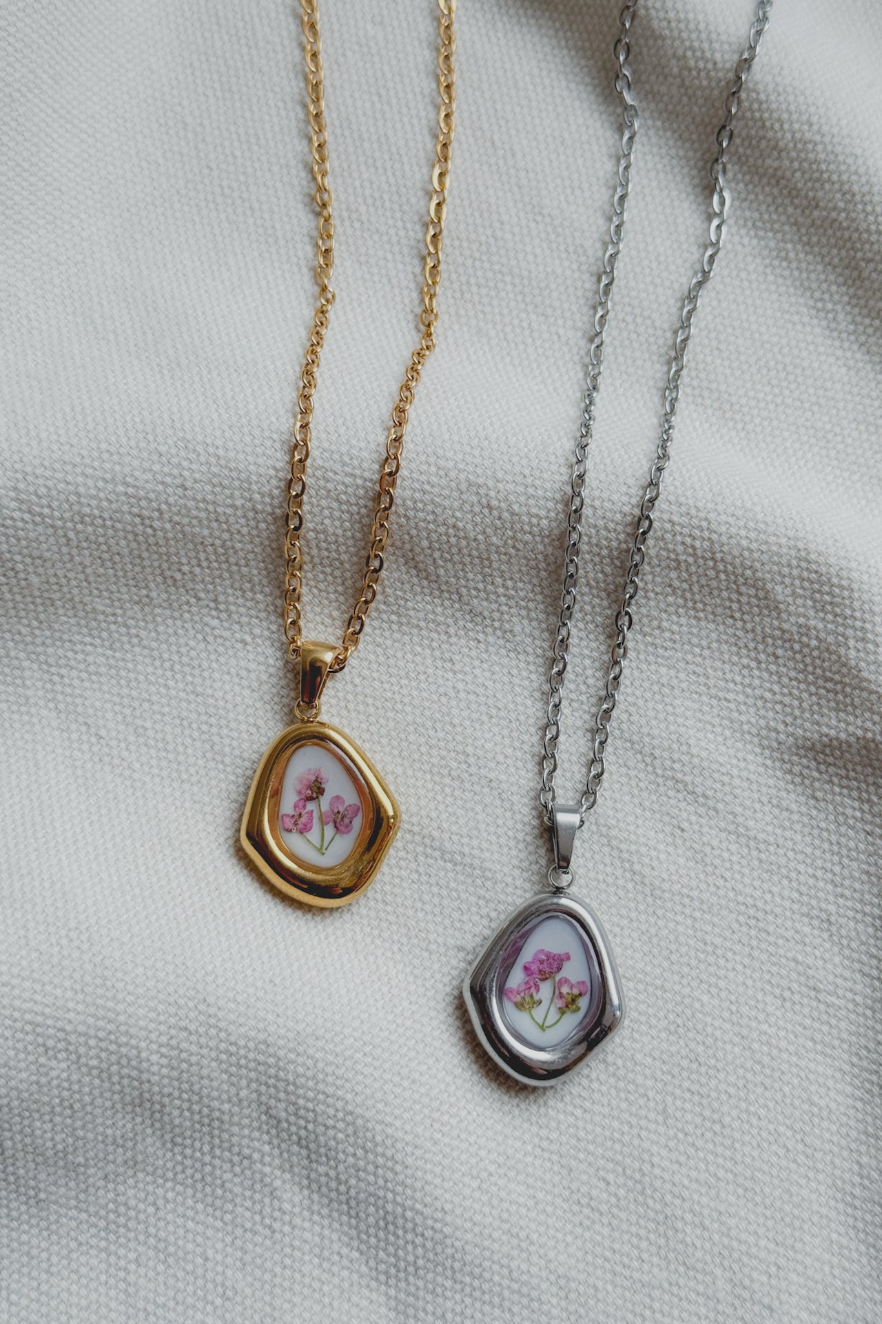 Collana rombo irregolare con fondo bianco e Alisso