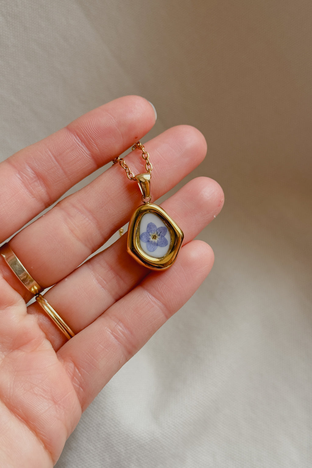 Collana rombo irregolare con fondo bianco e "non ti scordar di me"