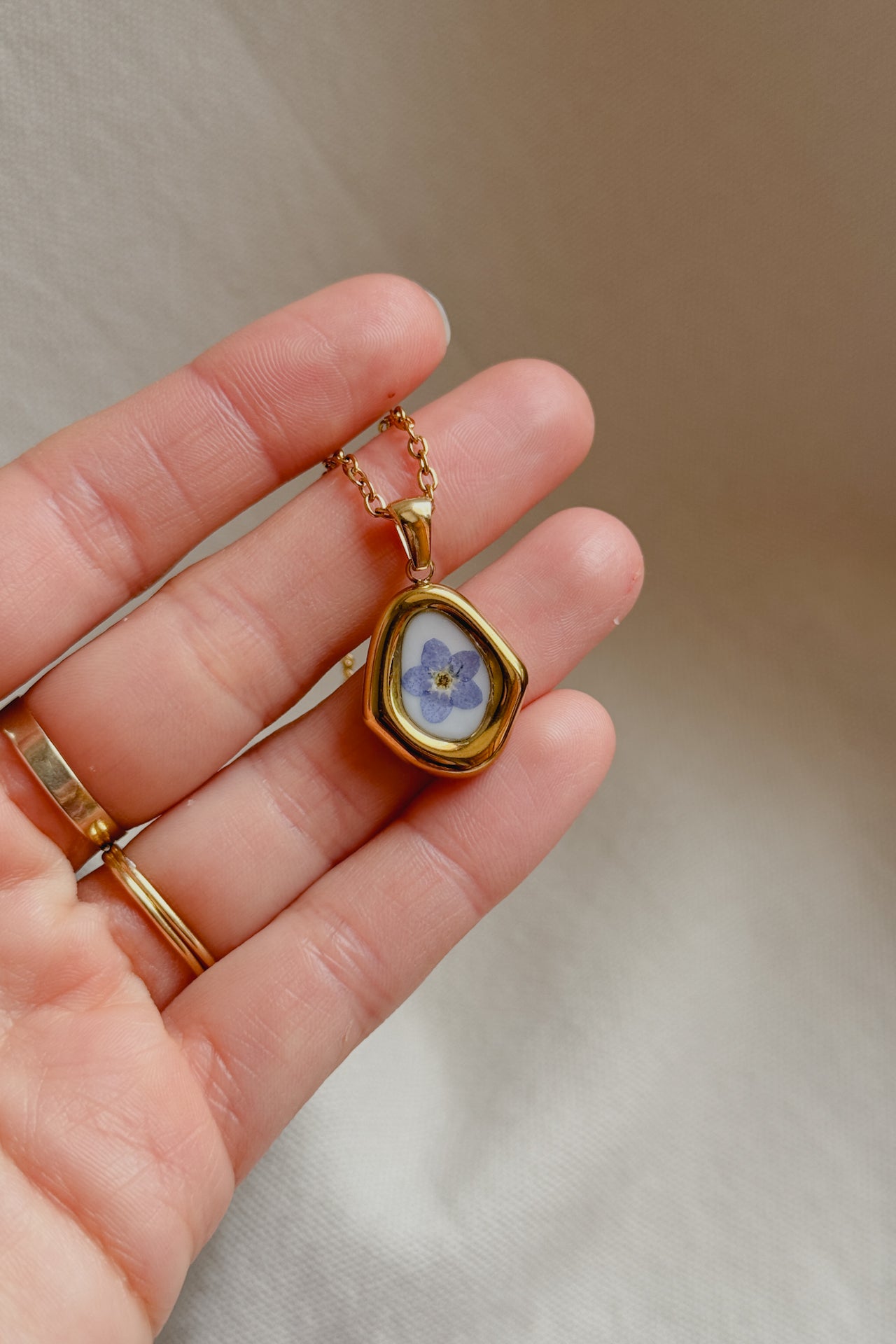 Collana rombo irregolare con fondo bianco e "non ti scordar di me"