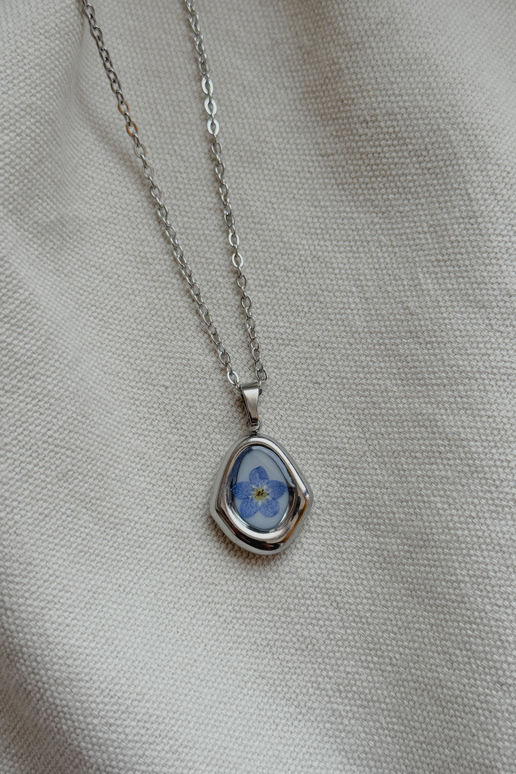 Collana rombo irregolare con fondo bianco e "non ti scordar di me"