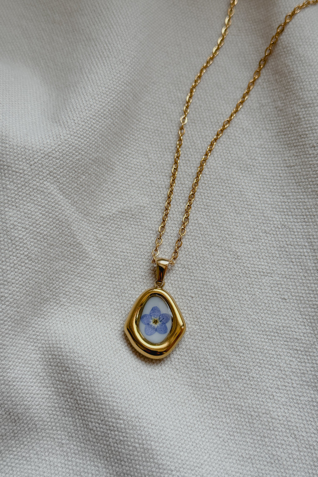 Collana rombo irregolare con fondo bianco e "non ti scordar di me"