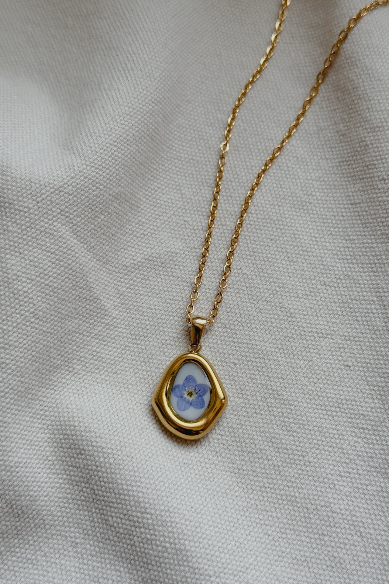 Collana rombo irregolare con fondo bianco e "non ti scordar di me"