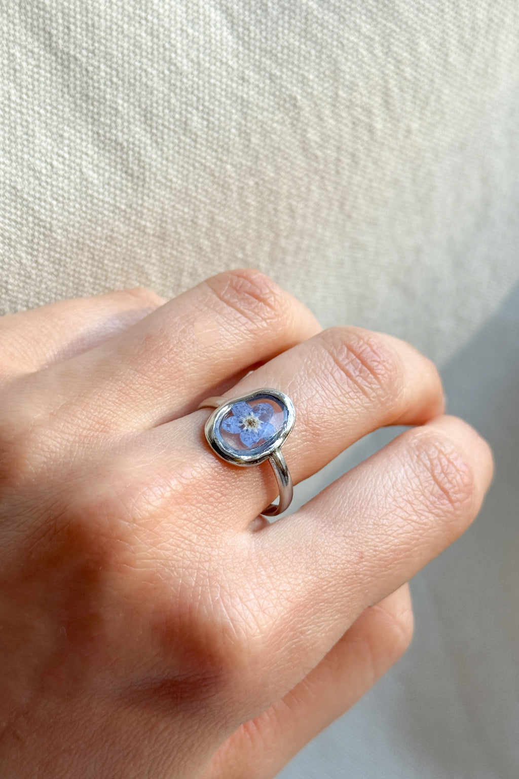 Anello ovale con fondo trasparente e "non ti scordar di me"
