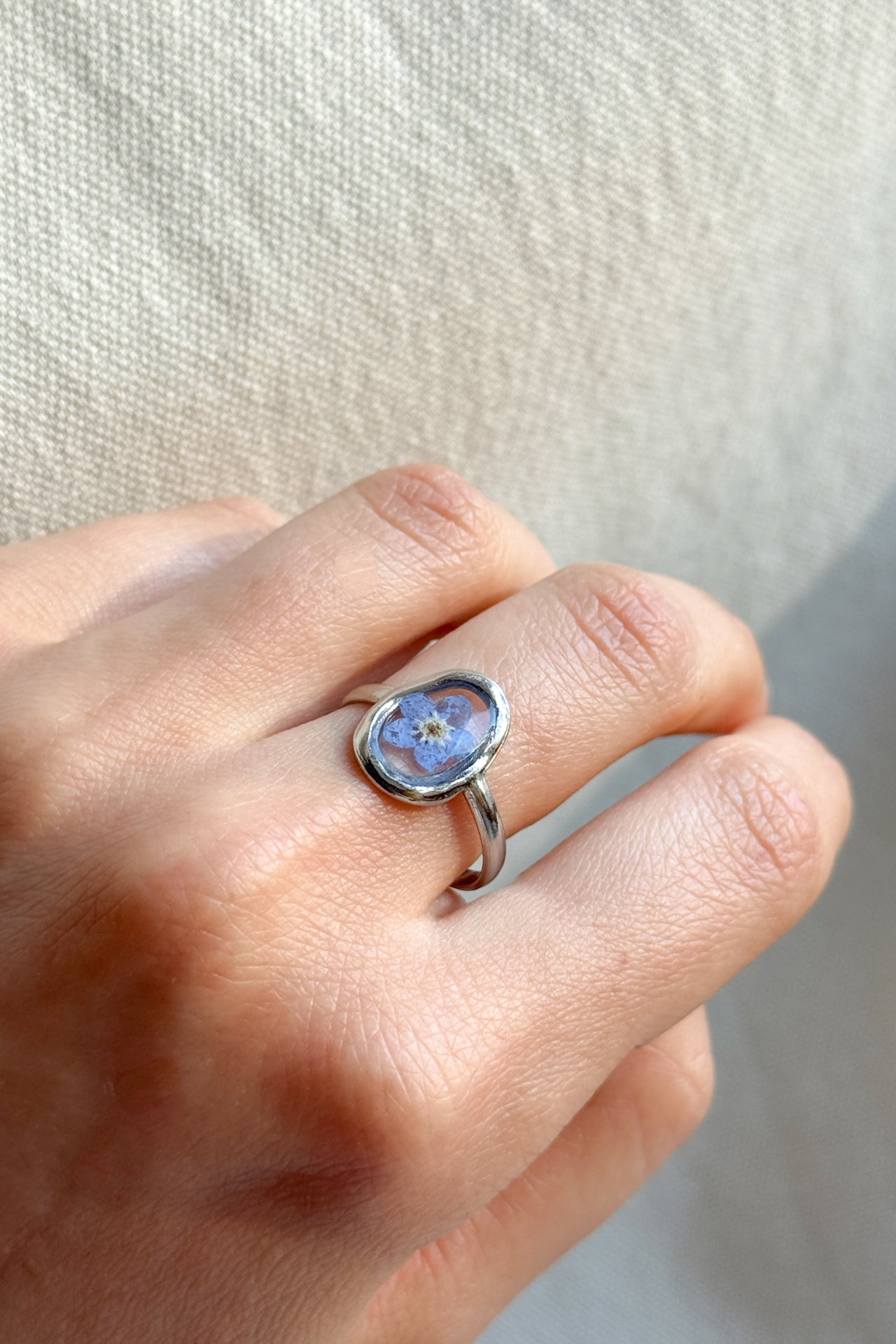 Anello ovale con fondo trasparente e "non ti scordar di me"