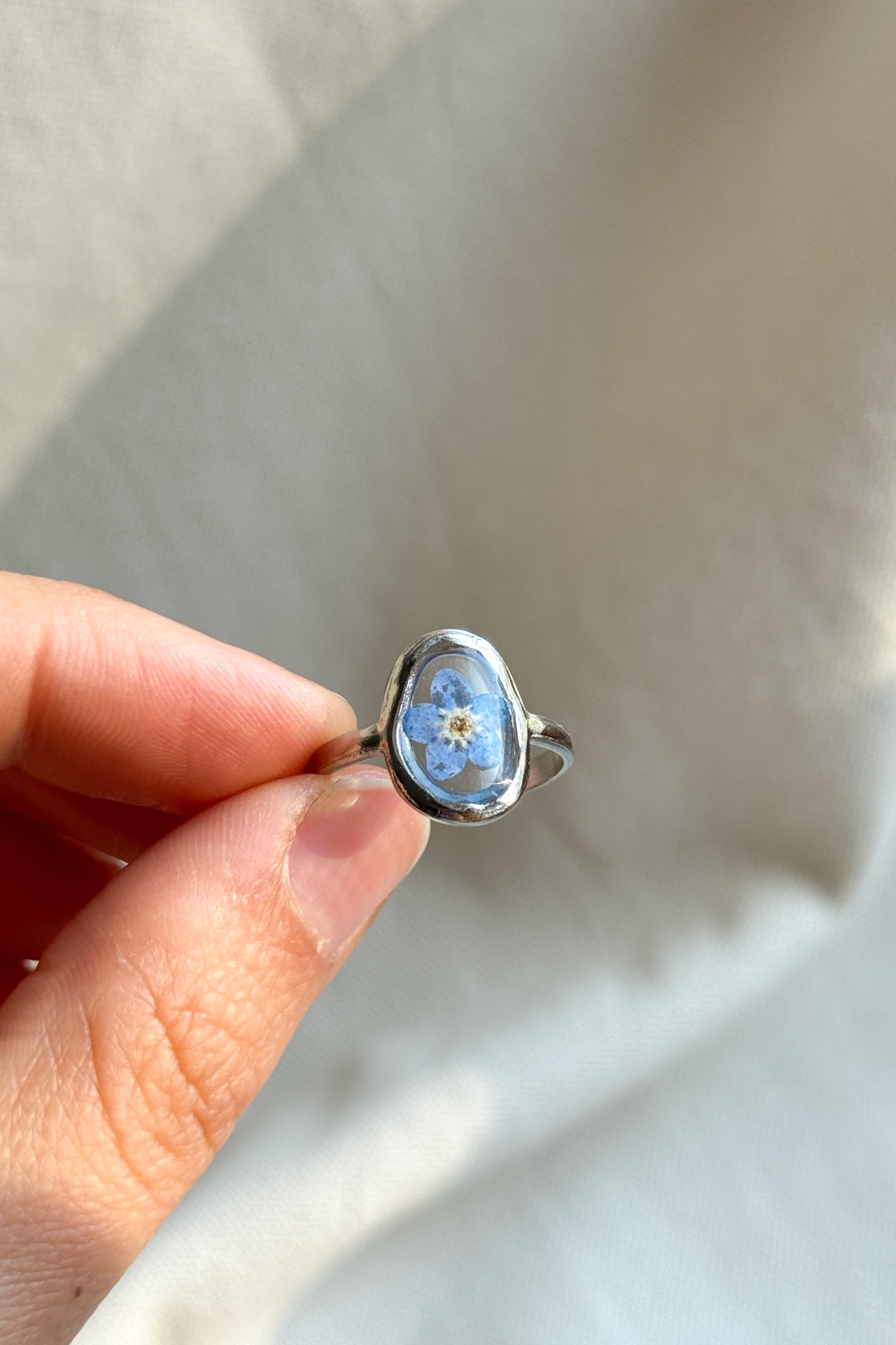 Anello ovale con fondo trasparente e "non ti scordar di me"