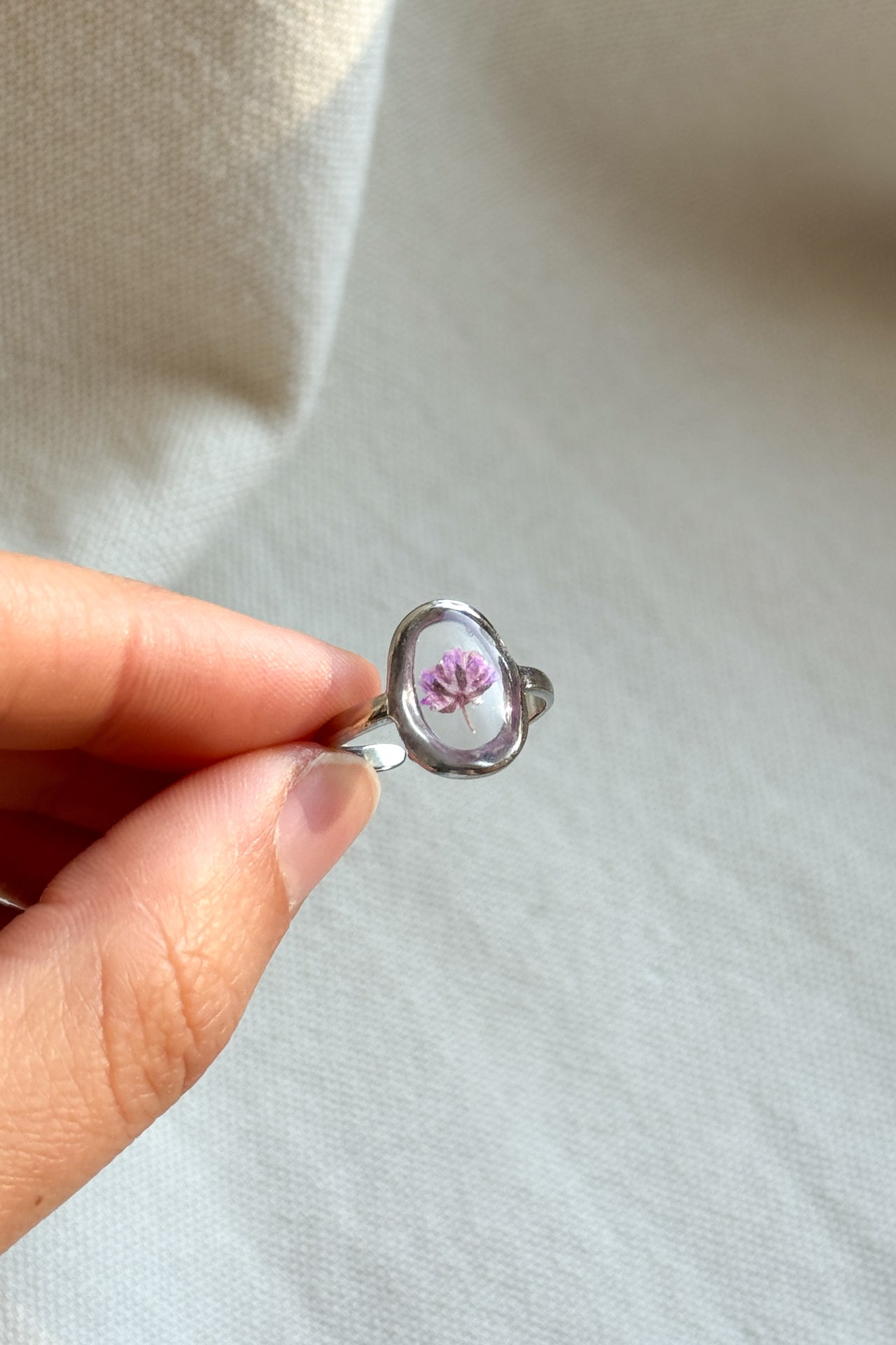 Anello ovale con fondo trasparente e Gypsophila lilla