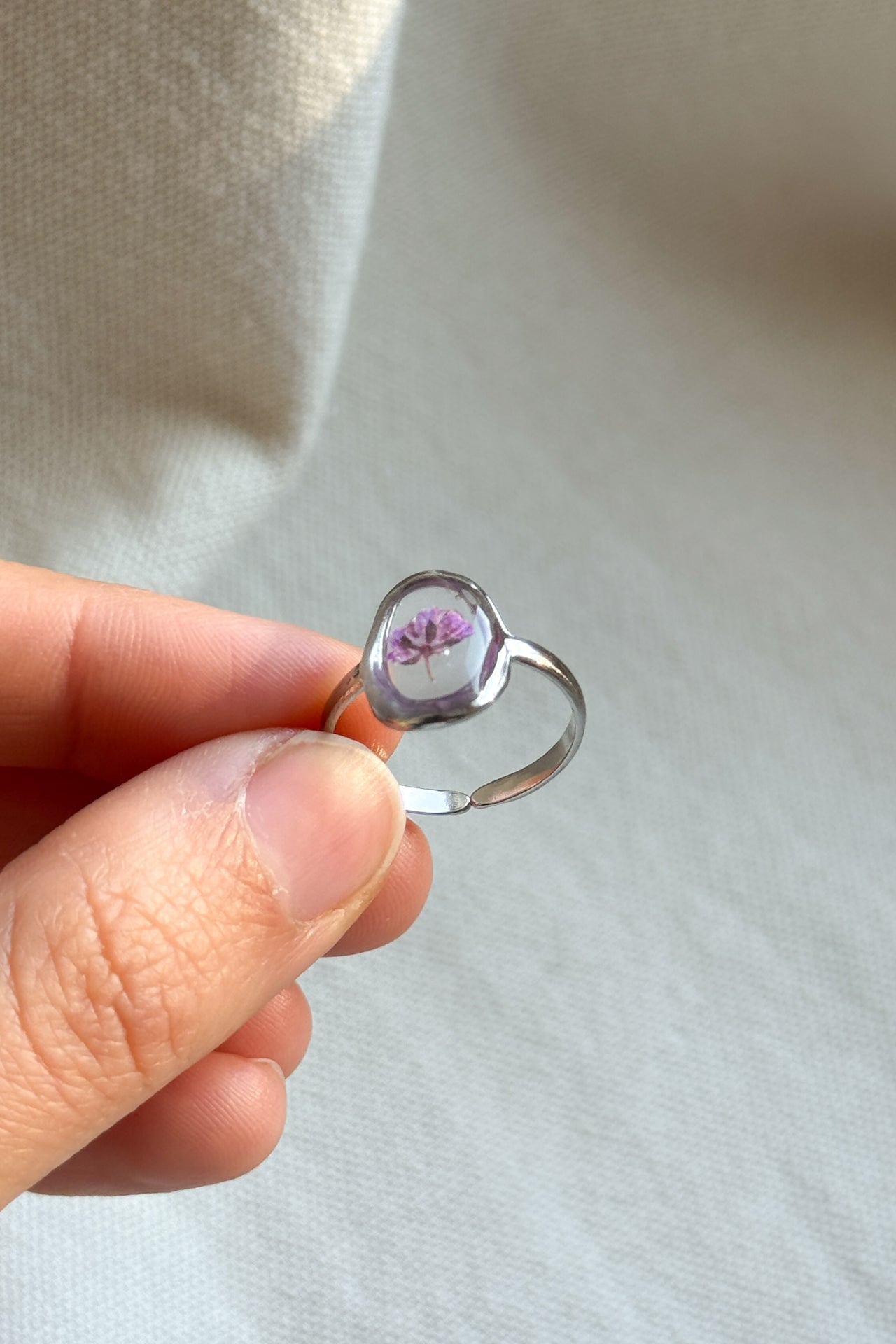 Anello ovale con fondo trasparente e Gypsophila lilla
