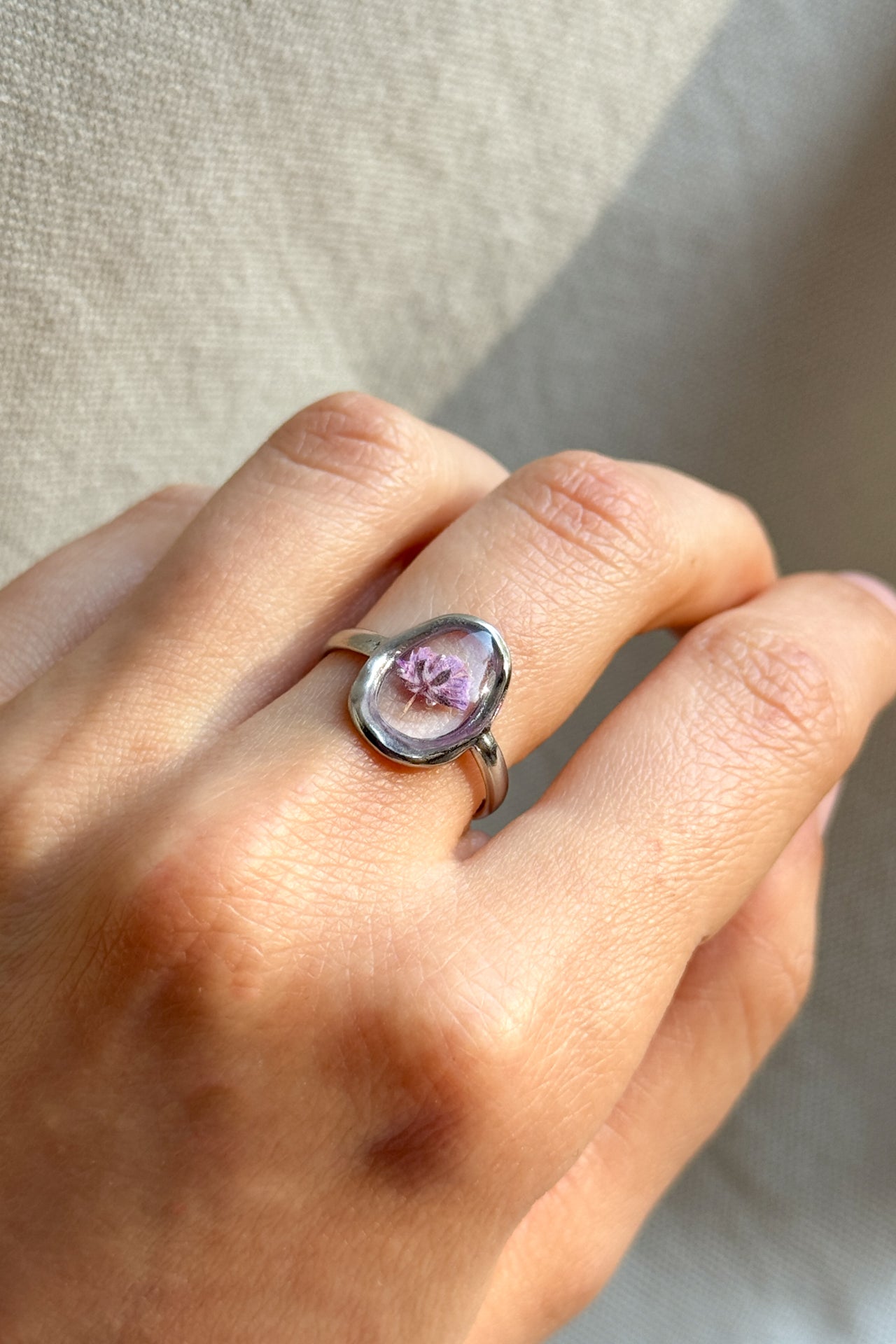 Anello ovale con fondo trasparente e Gypsophila lilla