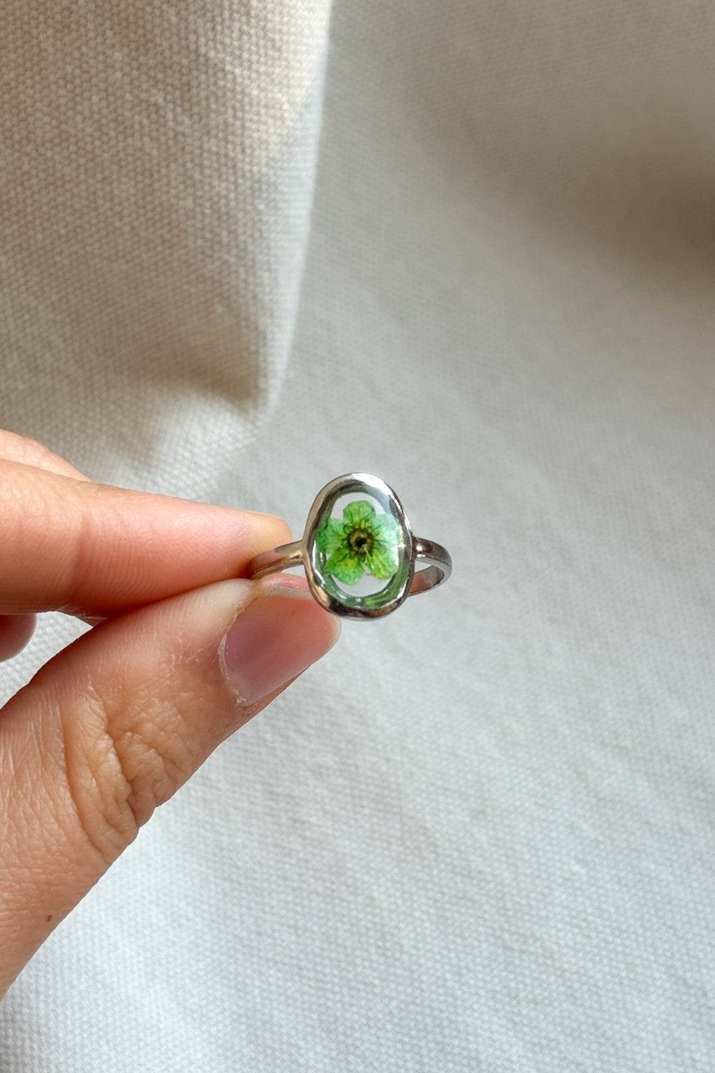 Anello ovale con fondo trasparente e narciso verde