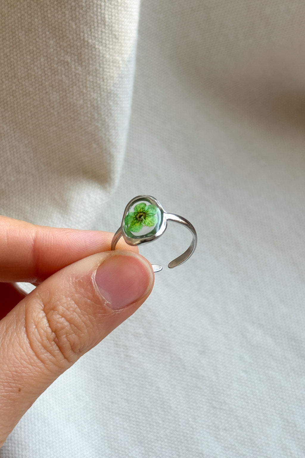 Anello ovale con fondo trasparente e narciso verde