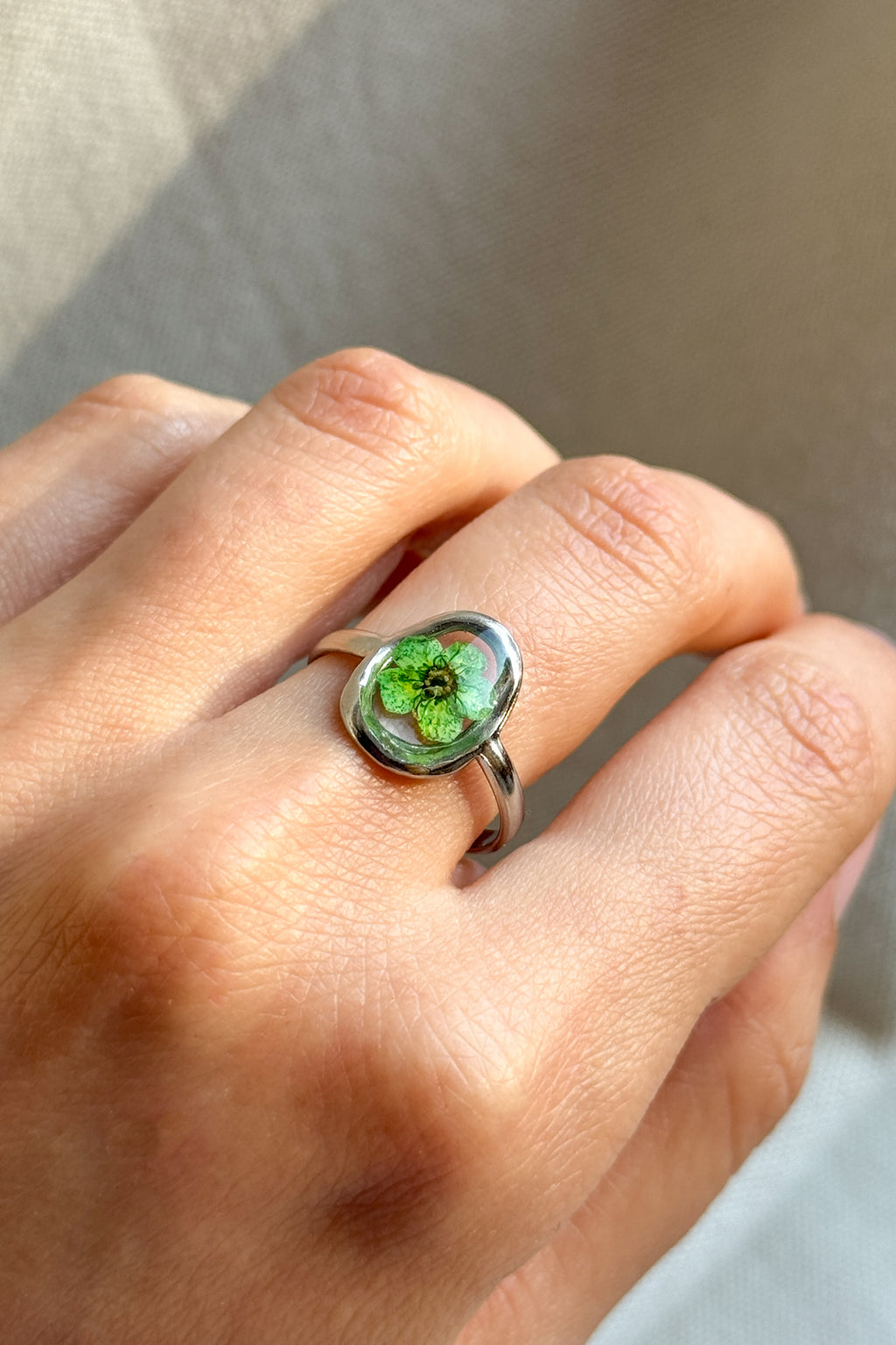 Anello ovale con fondo trasparente e narciso verde