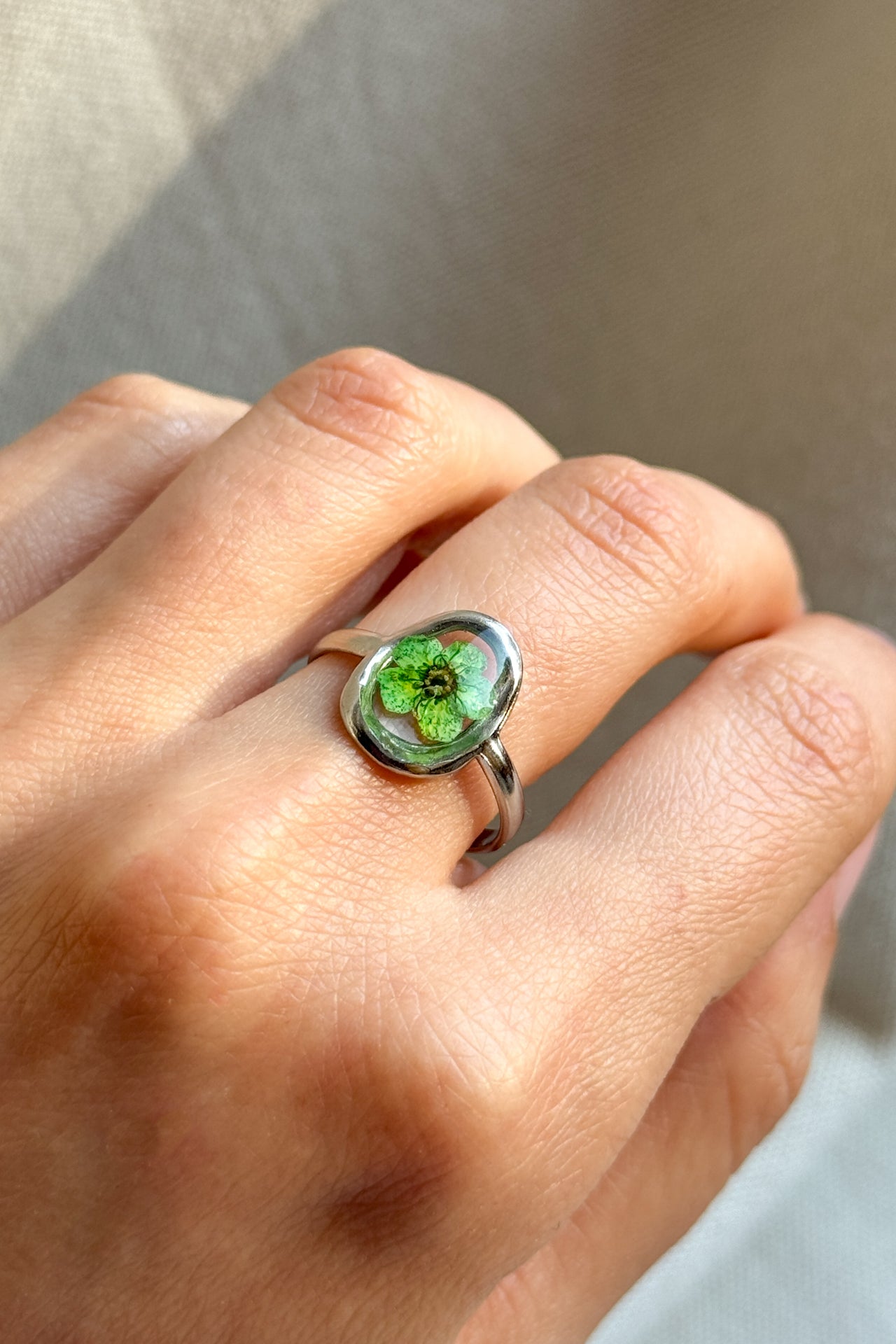 Anello ovale con fondo trasparente e narciso verde