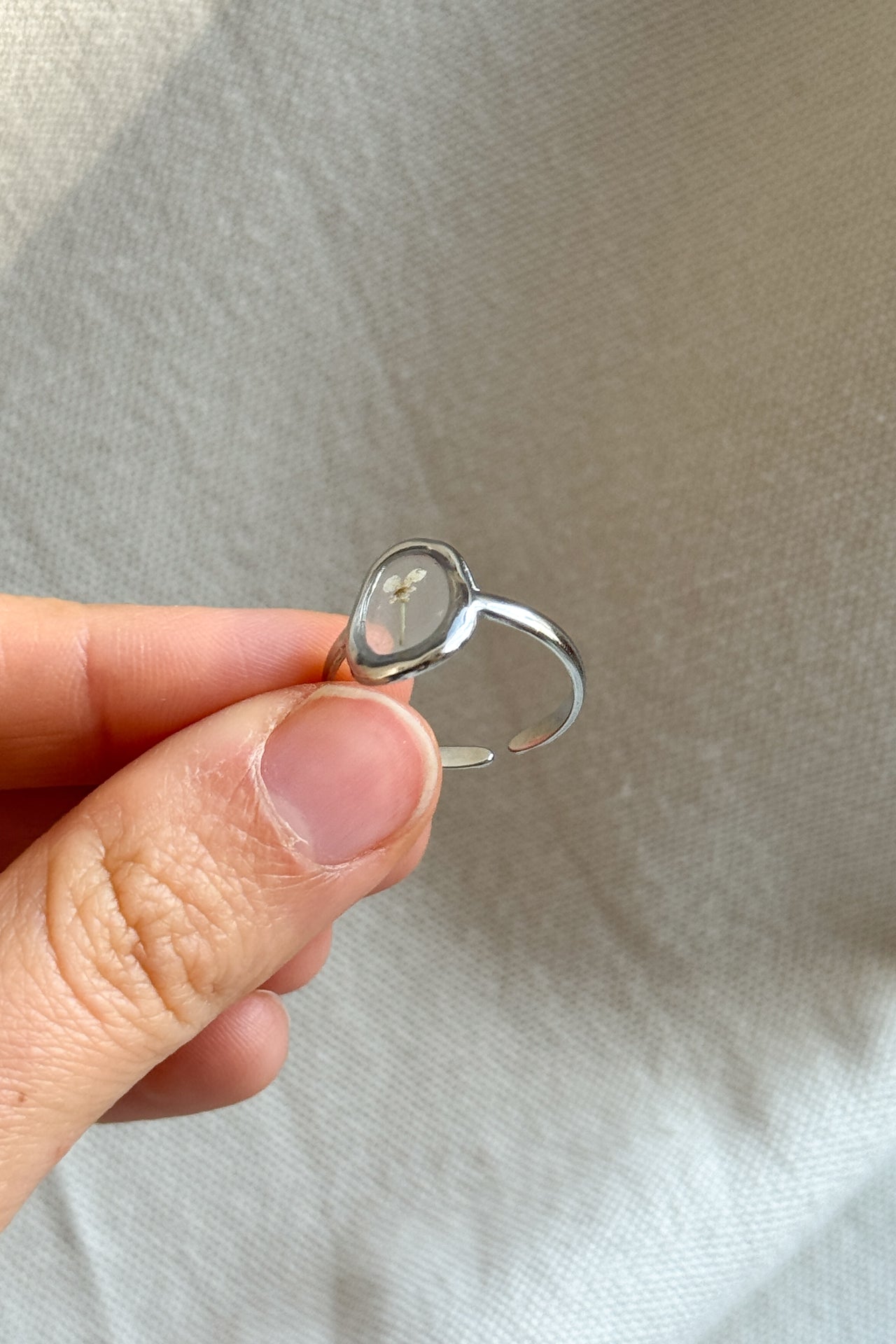 Anello ovale con fondo trasparente e carota selvatica bianca