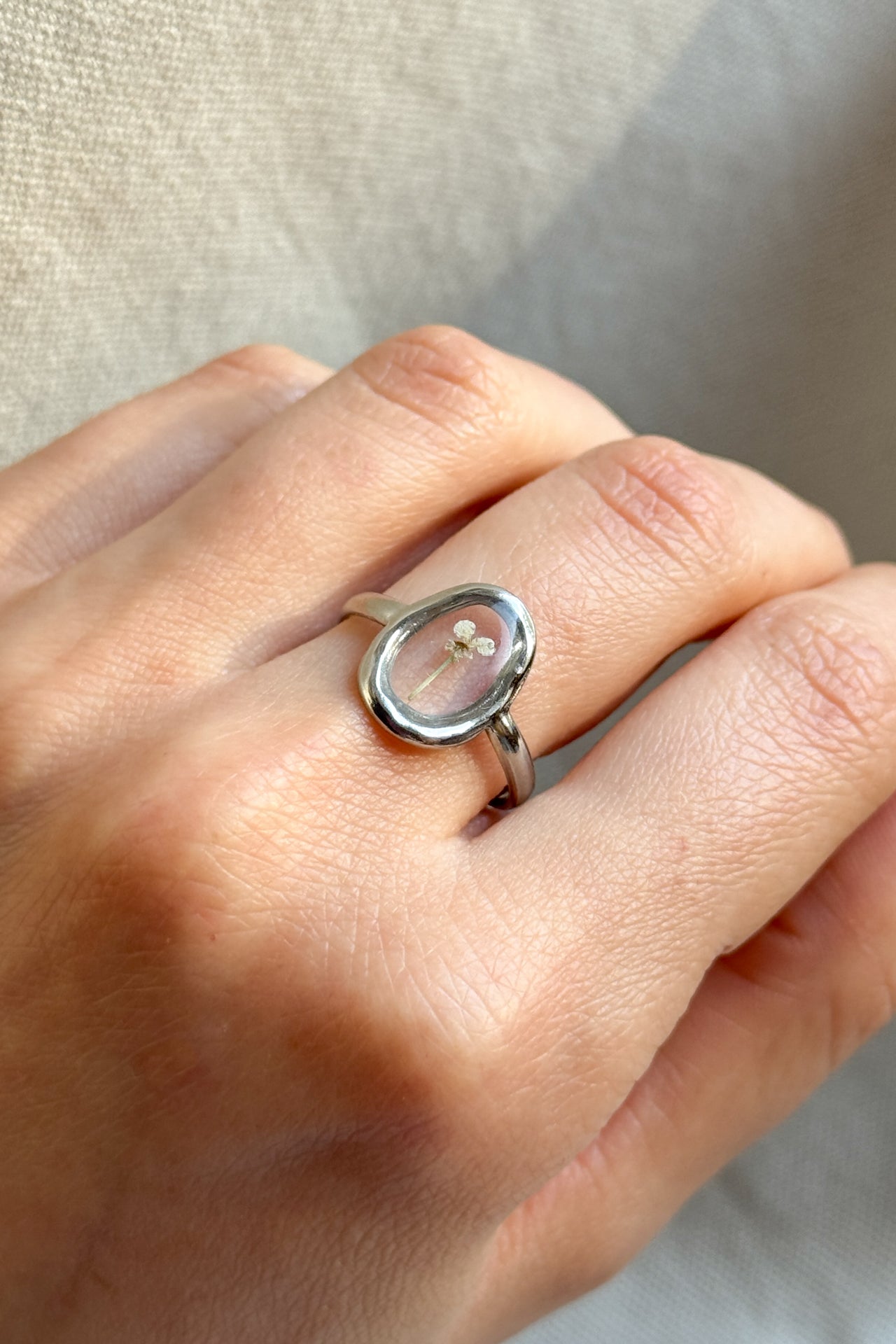 Anello ovale con fondo trasparente e carota selvatica bianca