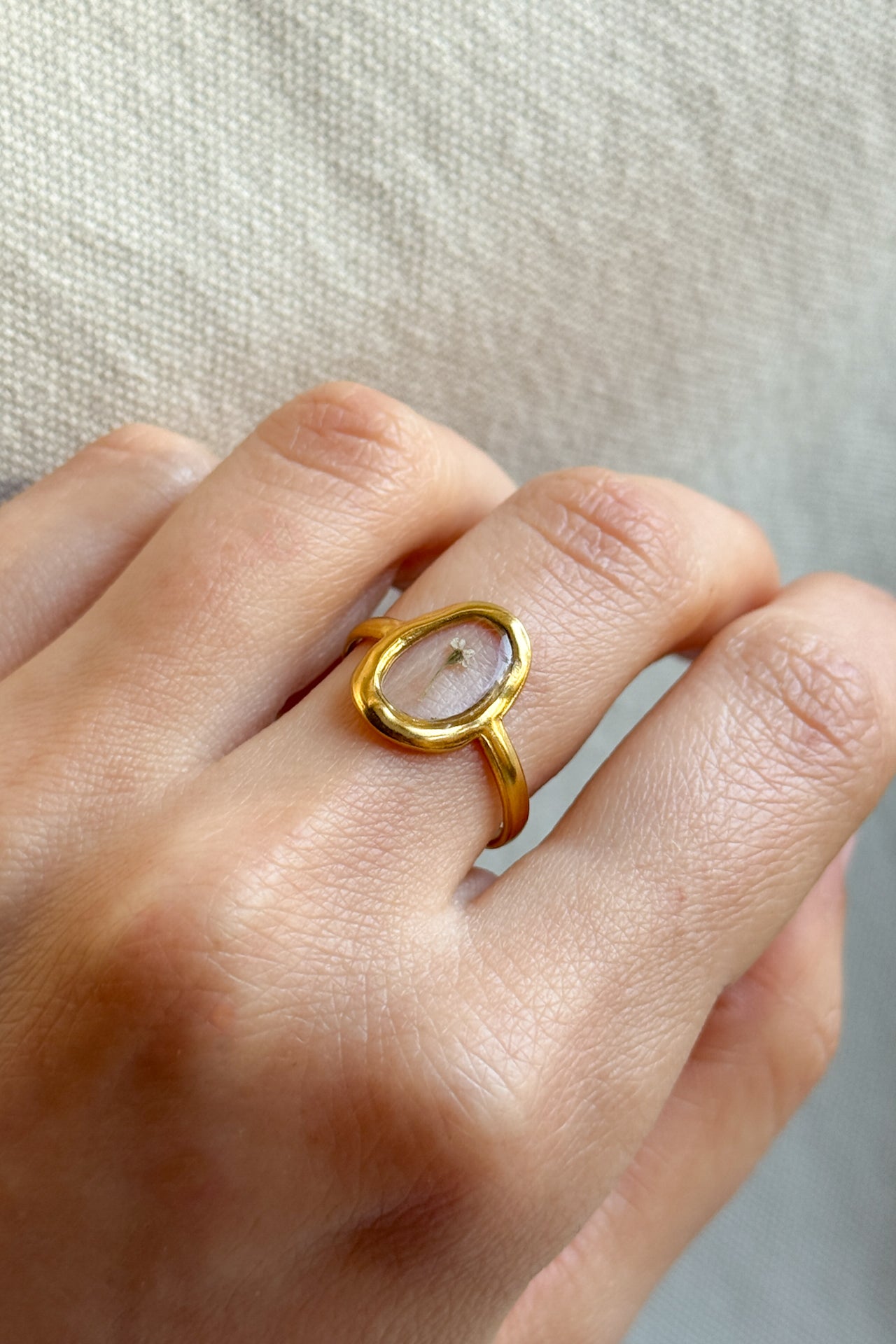 Anello ovale con fondo trasparente e carota selvatica bianca