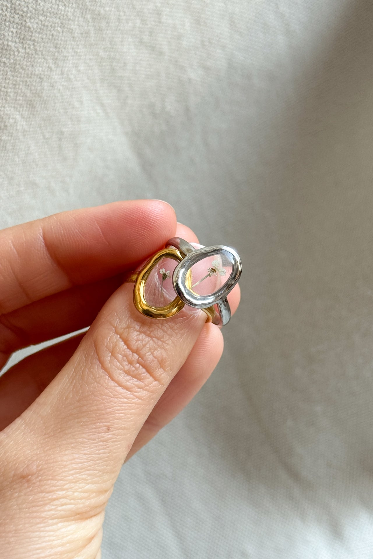 Anello ovale con fondo trasparente e carota selvatica bianca