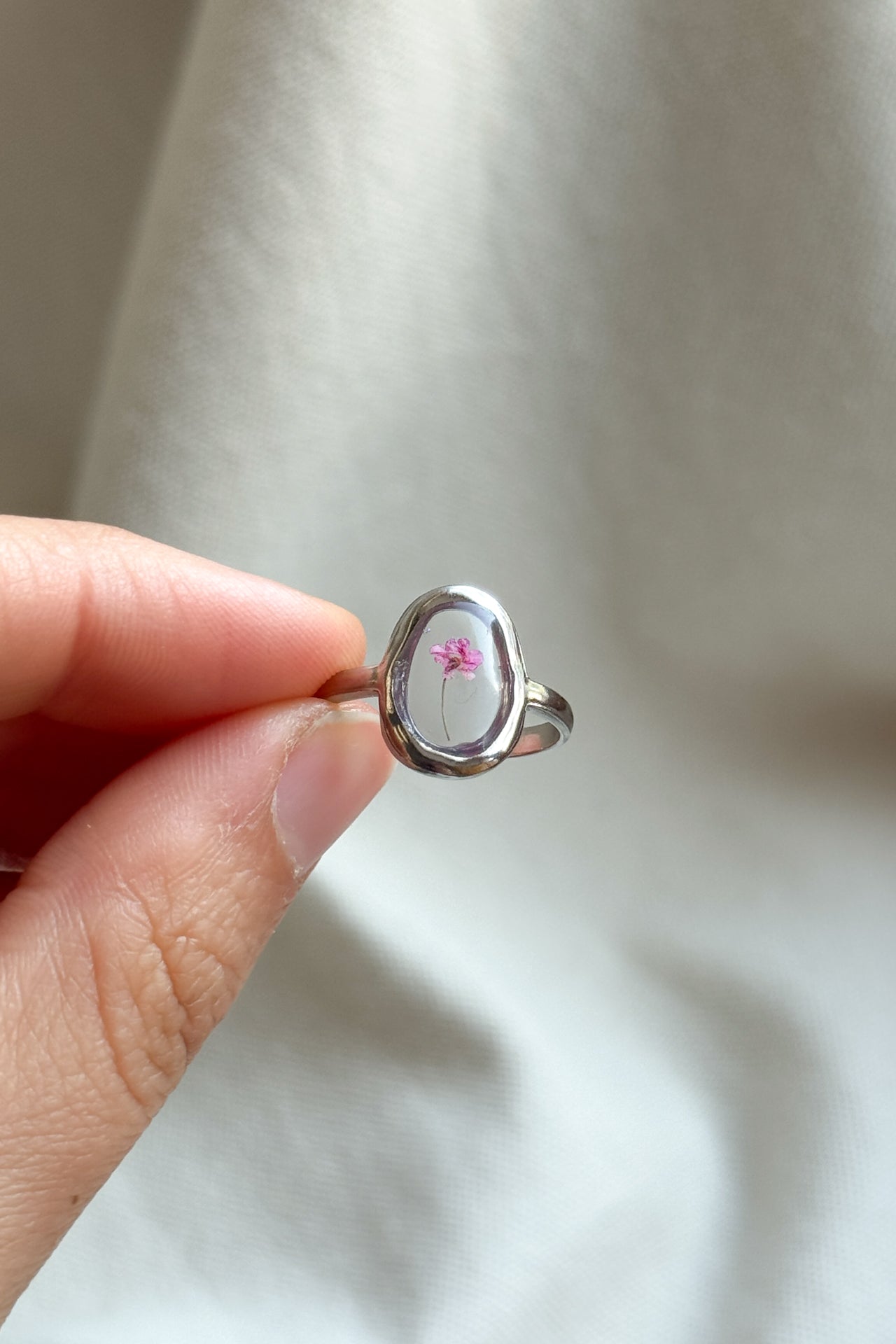 Anello ovale con fondo trasparente e carota selvatica rosa