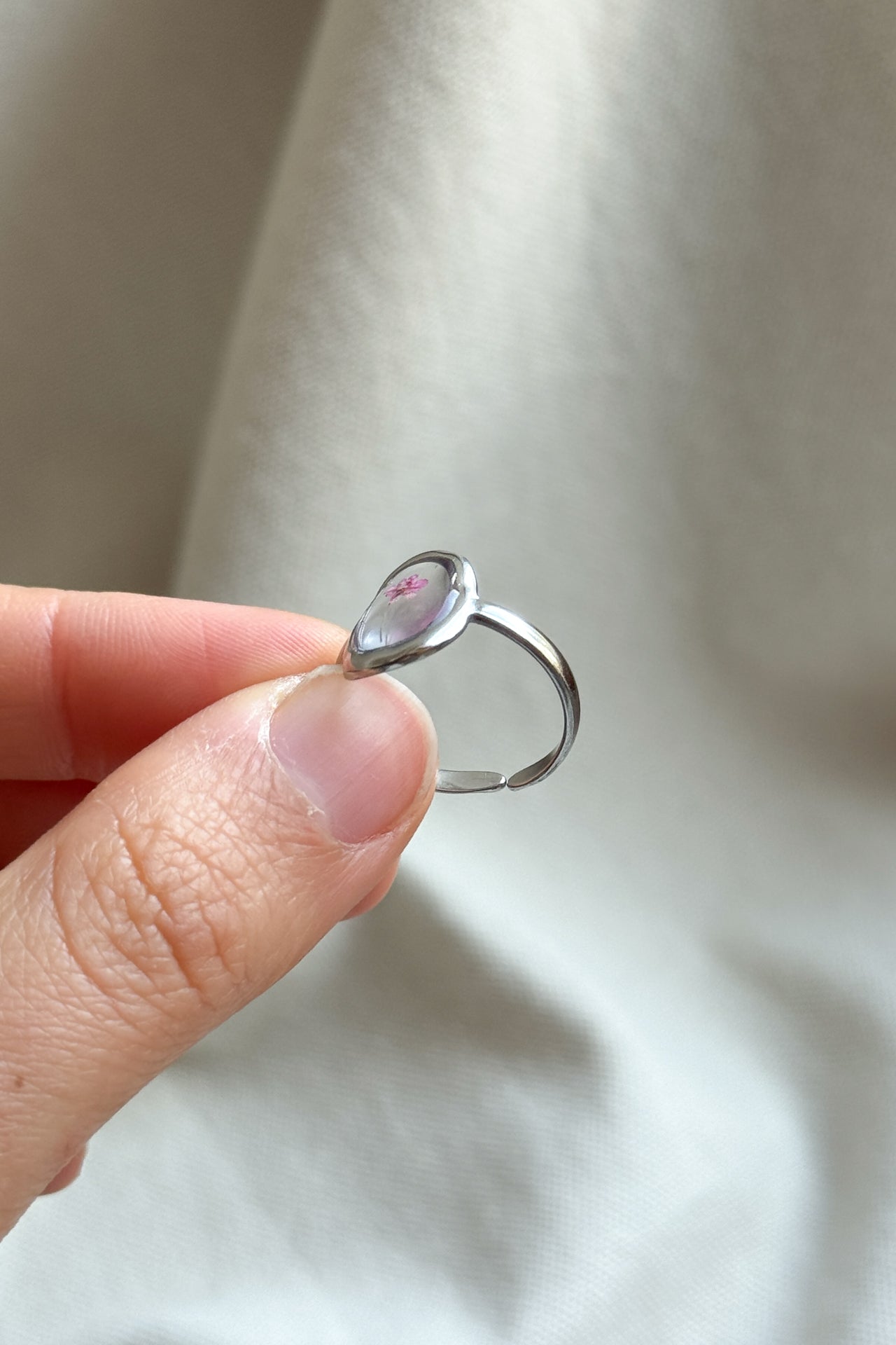 Anello ovale con fondo trasparente e carota selvatica rosa