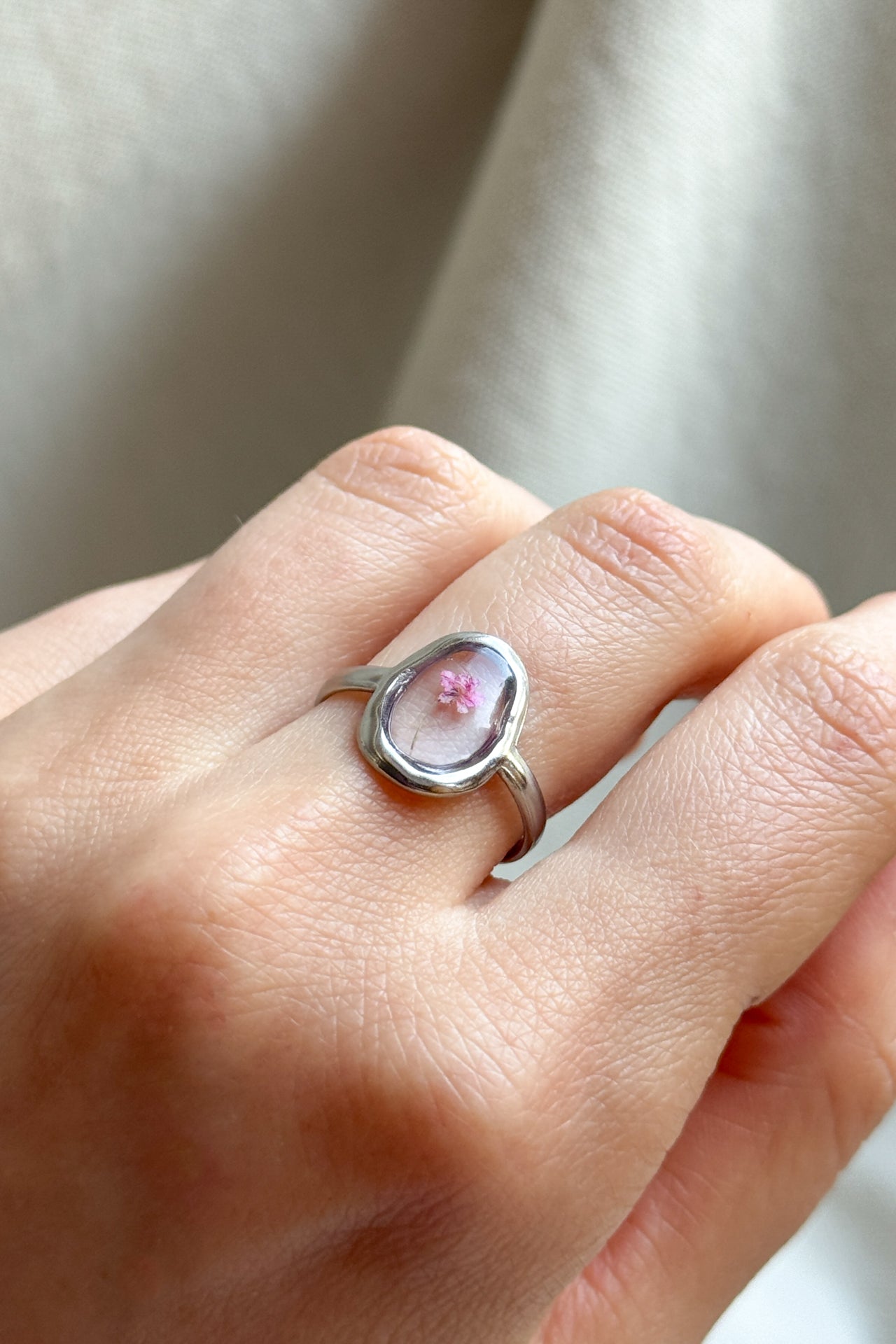 Anello ovale con fondo trasparente e carota selvatica rosa