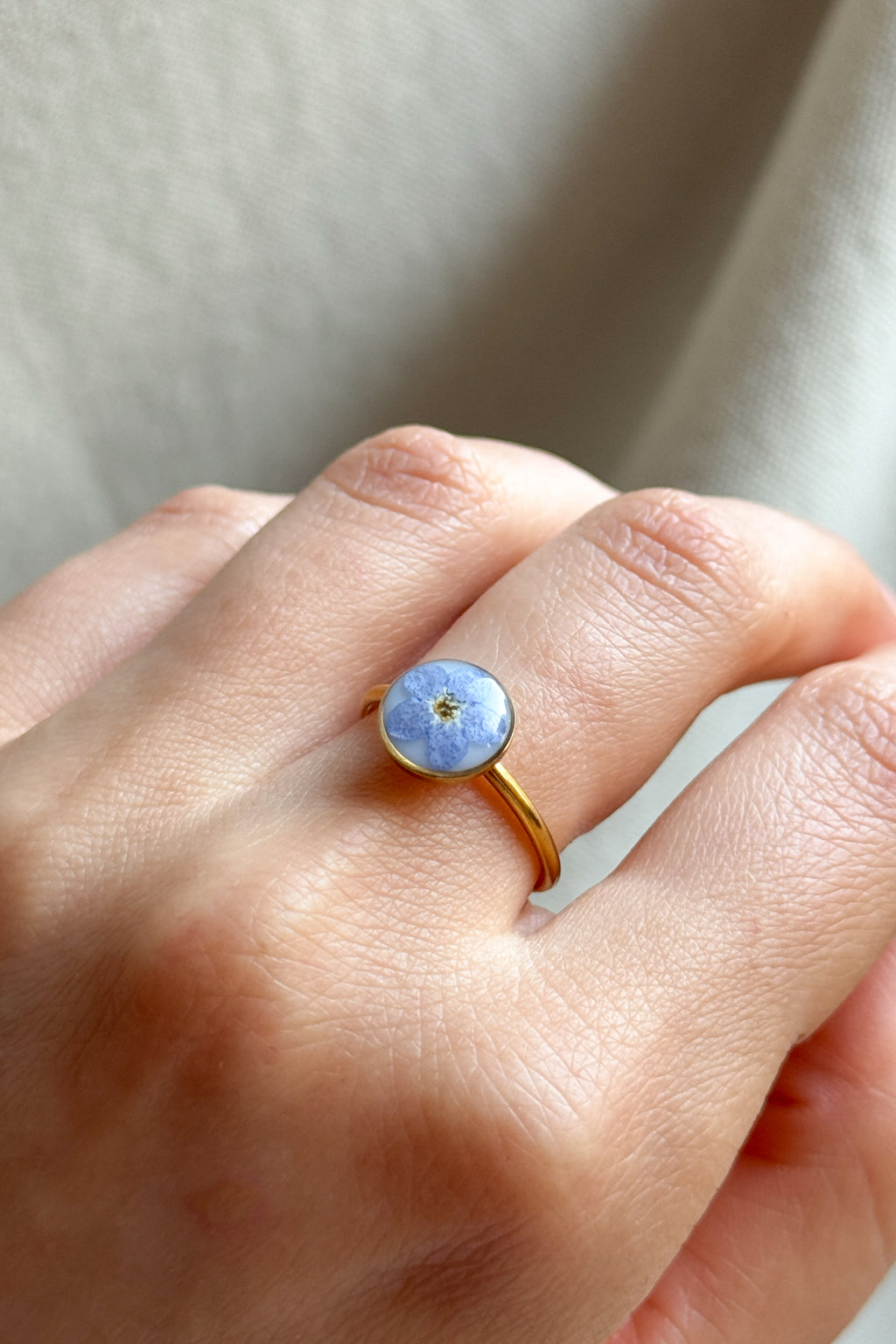 Anello con fondo bianco e "non ti scordar di me"
