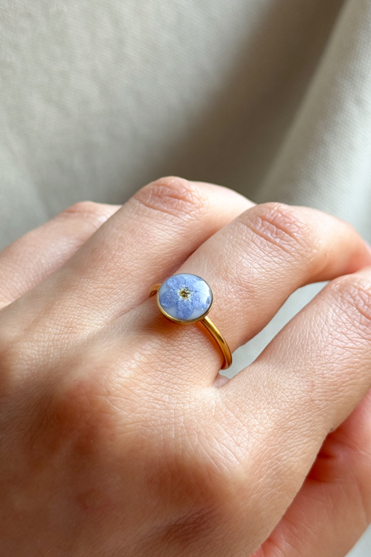 Anello con fondo bianco e "non ti scordar di me"