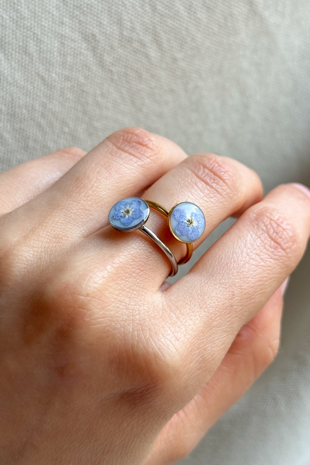 Anello con fondo bianco e "non ti scordar di me"