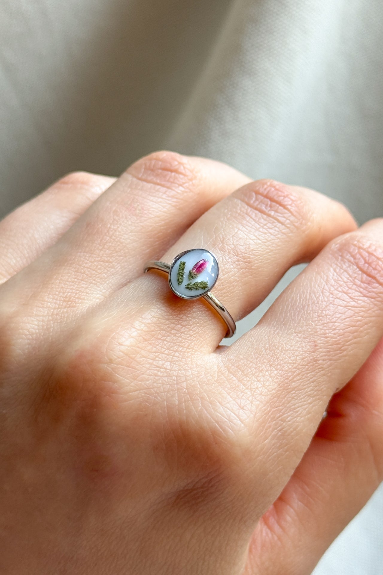 Anello con fondo bianco e fiori di erica