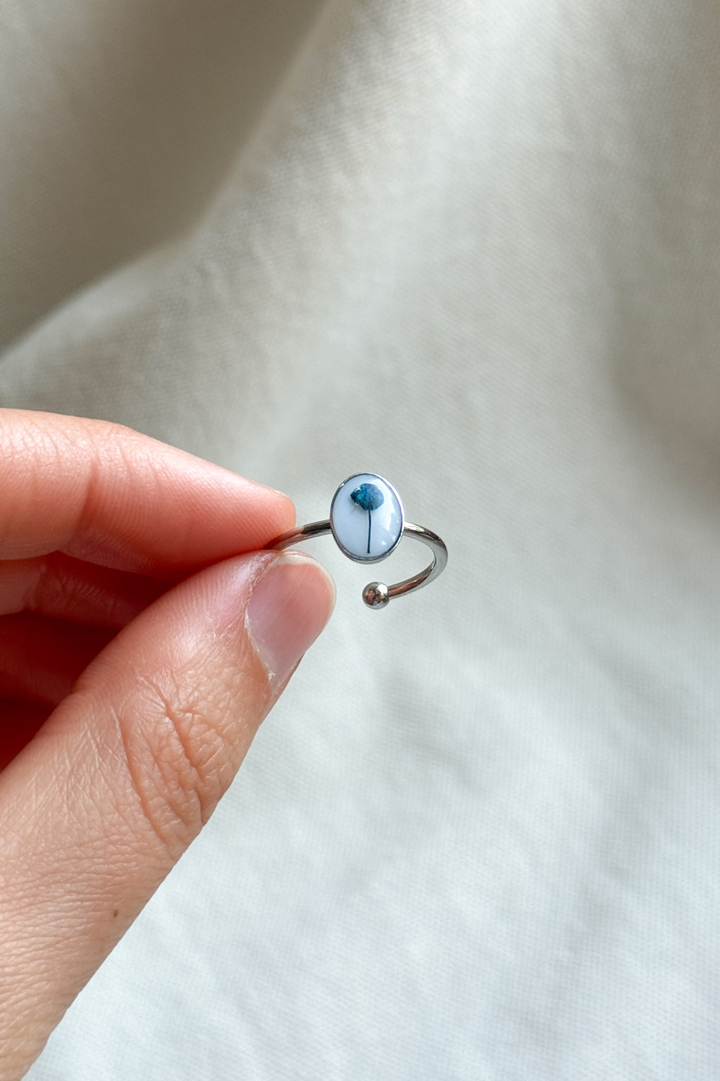 Anello con fondo bianco e Gypsophila blu