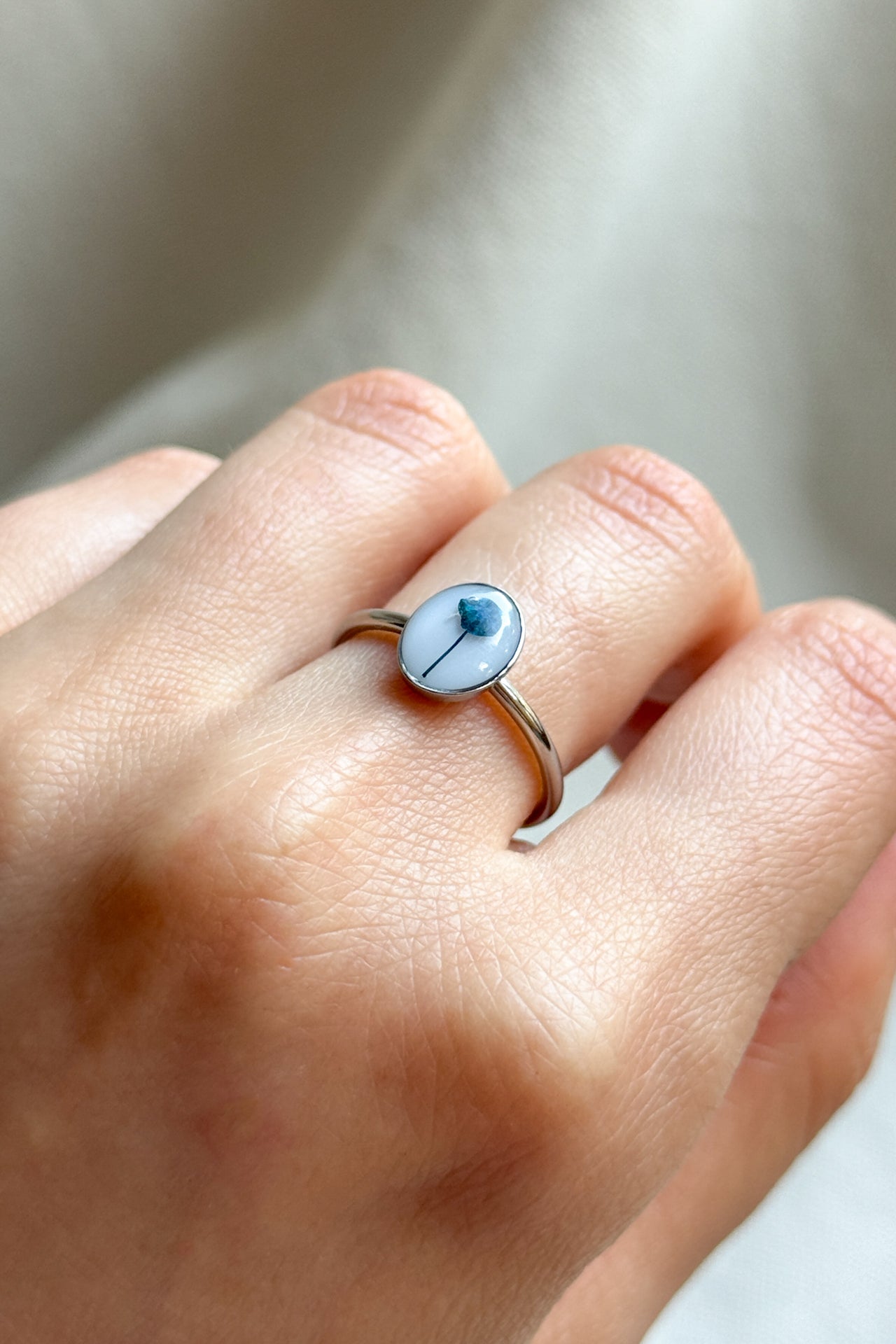 Anello con fondo bianco e Gypsophila blu