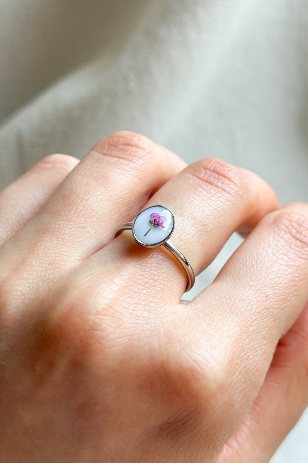 Anello con fondo bianco e Alisso