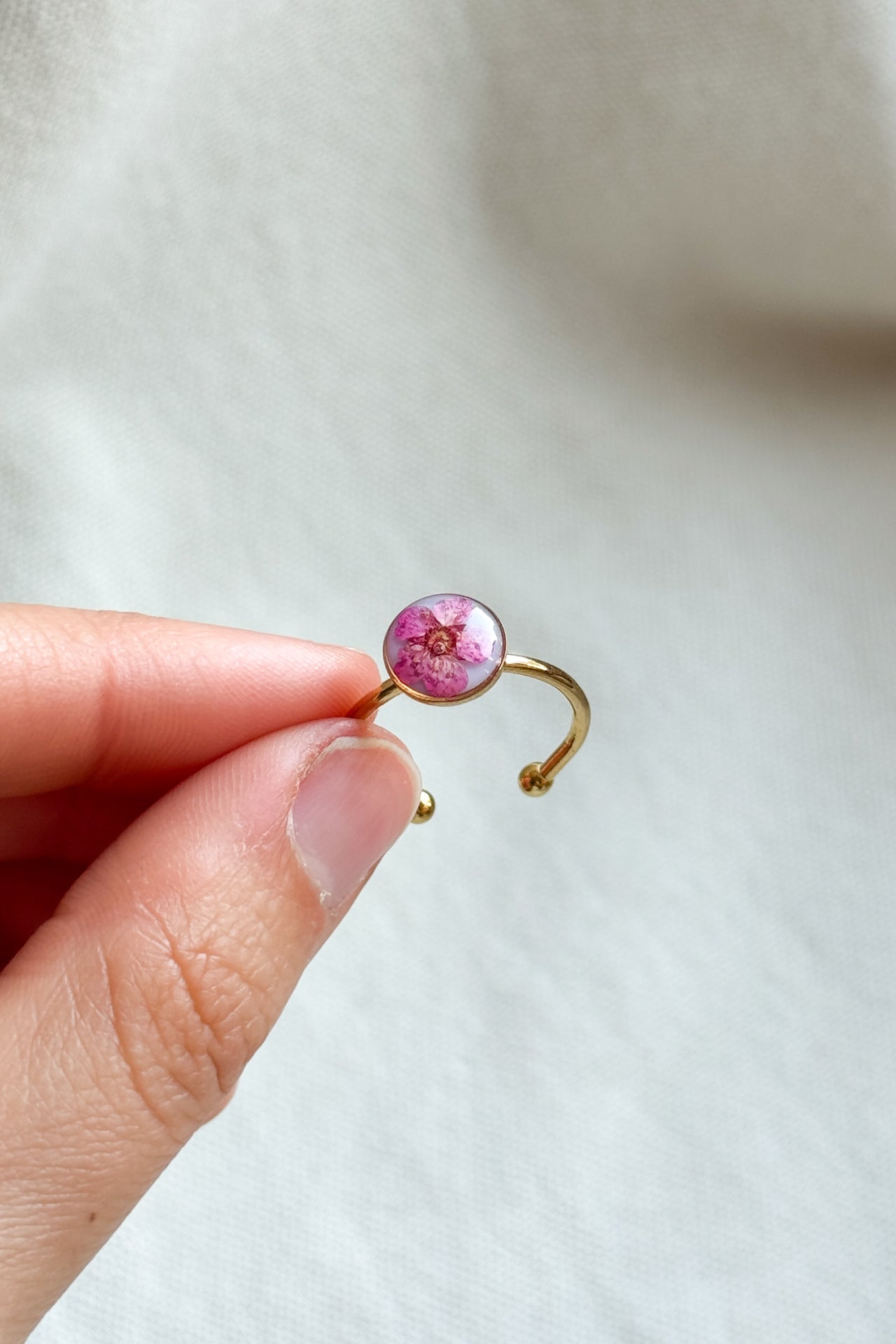 Anello con fondo bianco e narciso fucsia