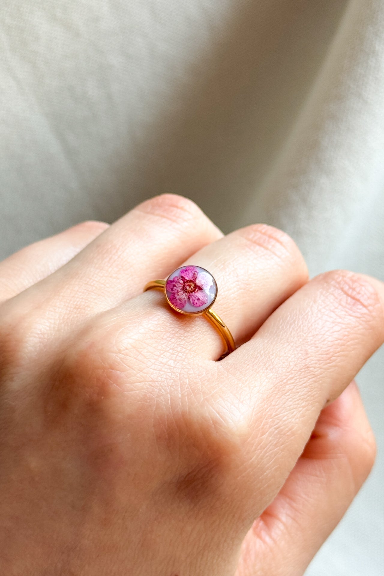 Anello con fondo bianco e narciso fucsia