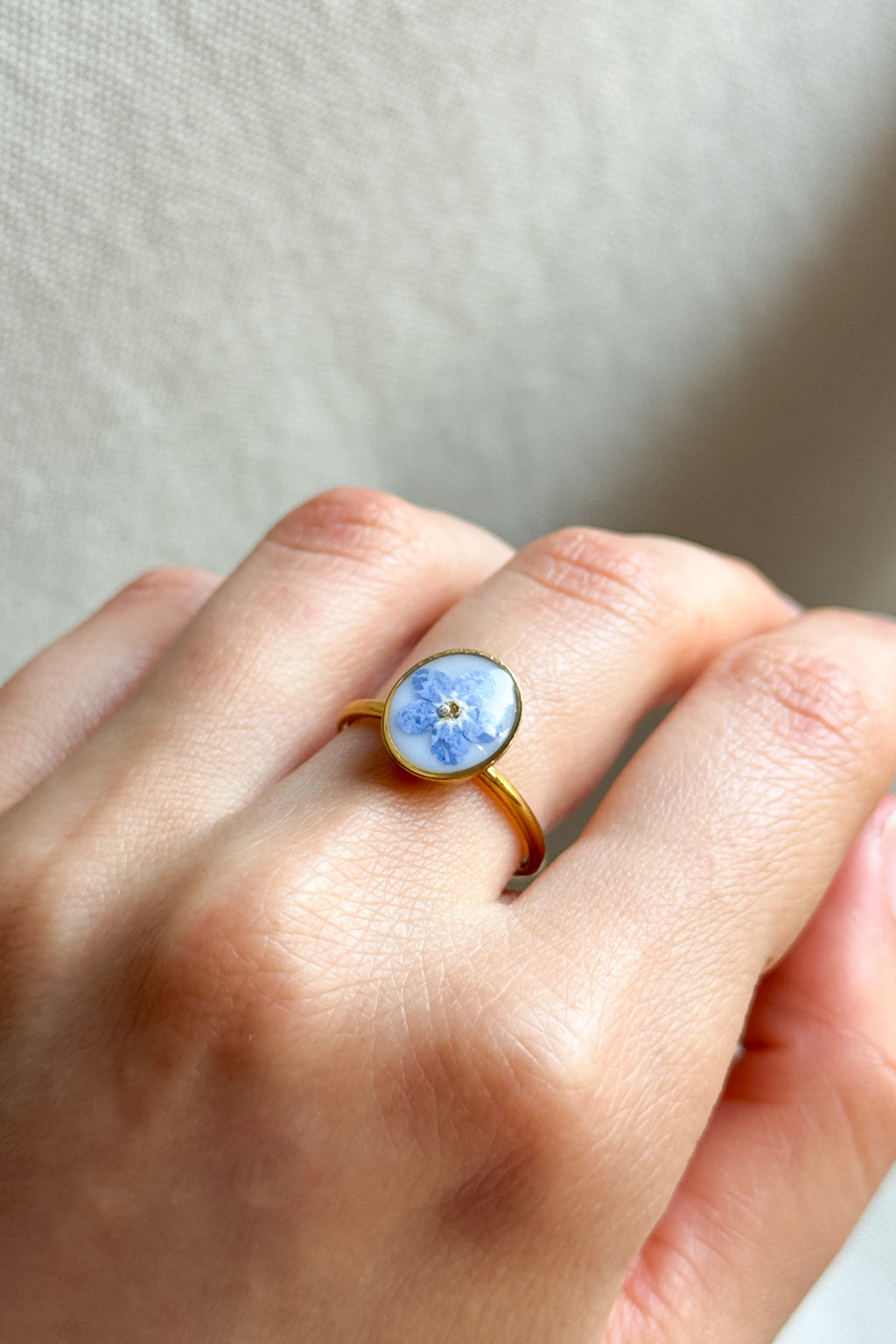 Anello con fondo bianco e "non ti scordar di me"
