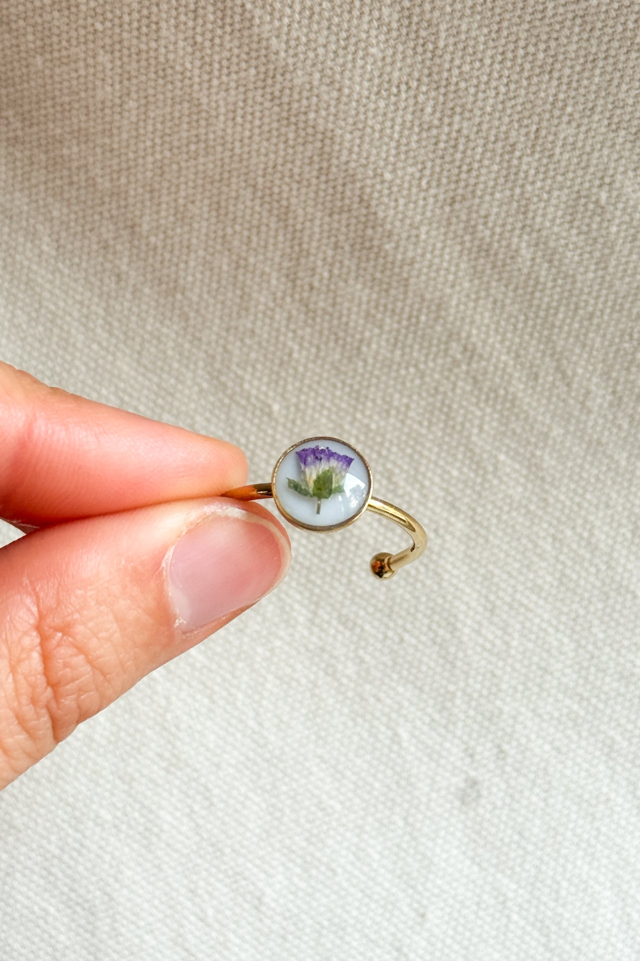 Anello con fondo bianco e violetta di campo