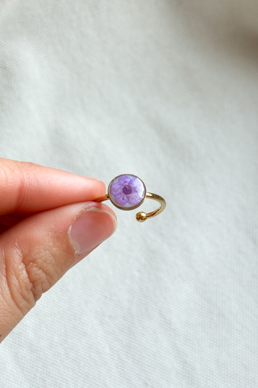 Anello con fondo bianco e narciso viola