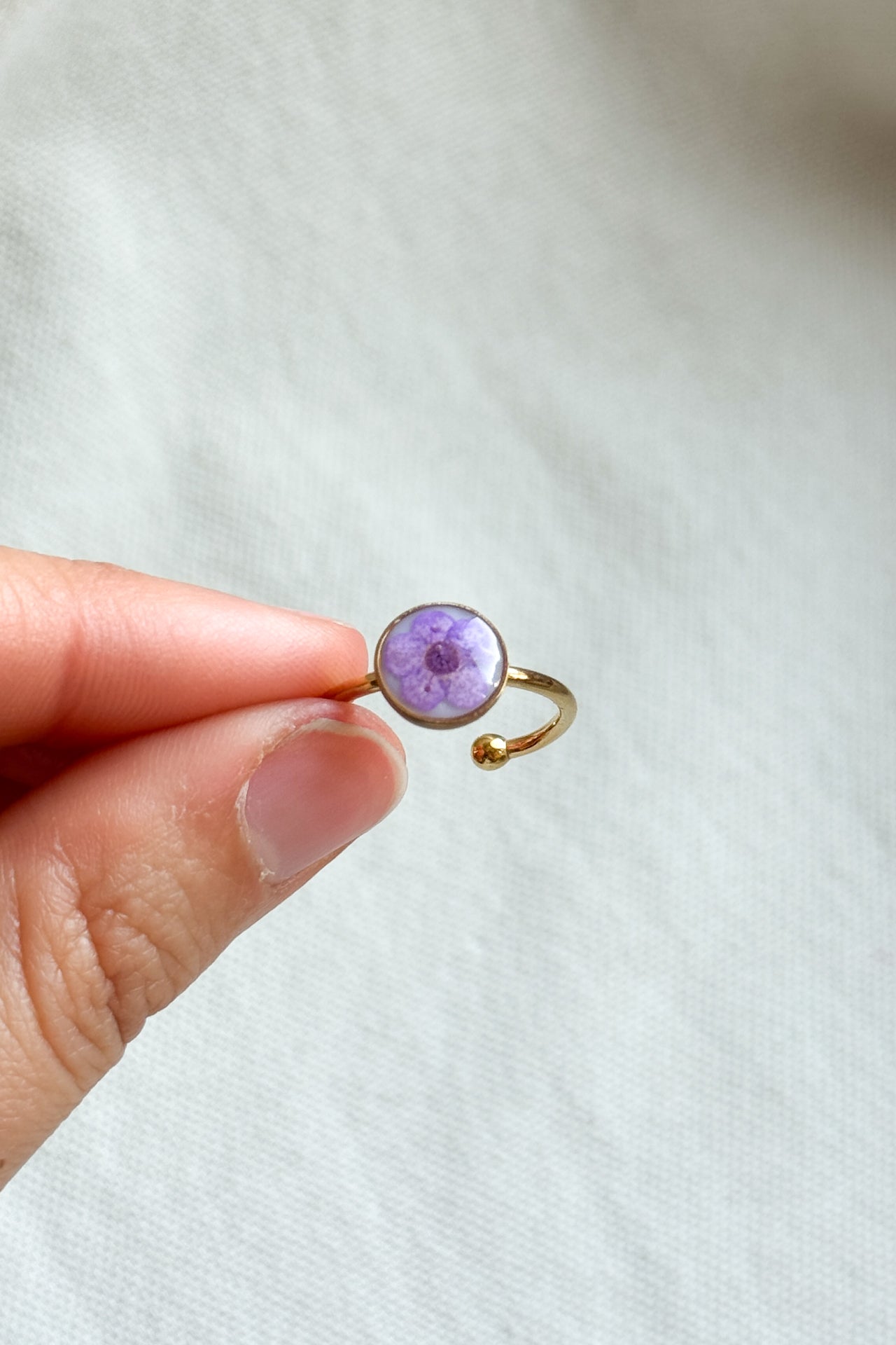 Anello con fondo bianco e narciso viola