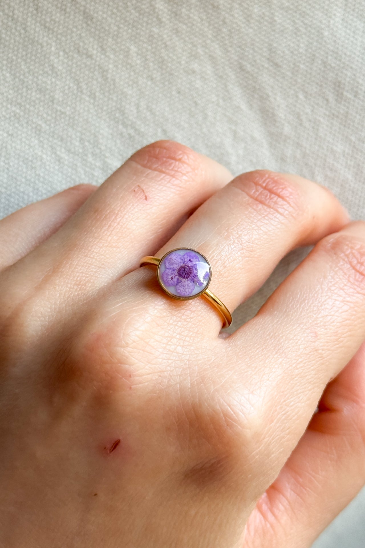 Anello con fondo bianco e narciso viola