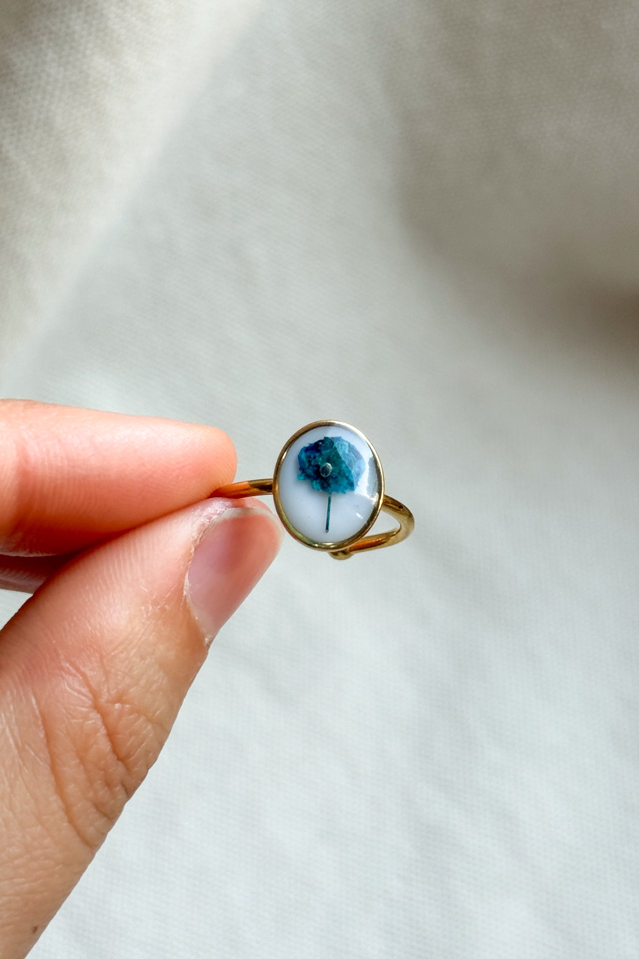 Anello con fondo bianco e Gypsophila blu