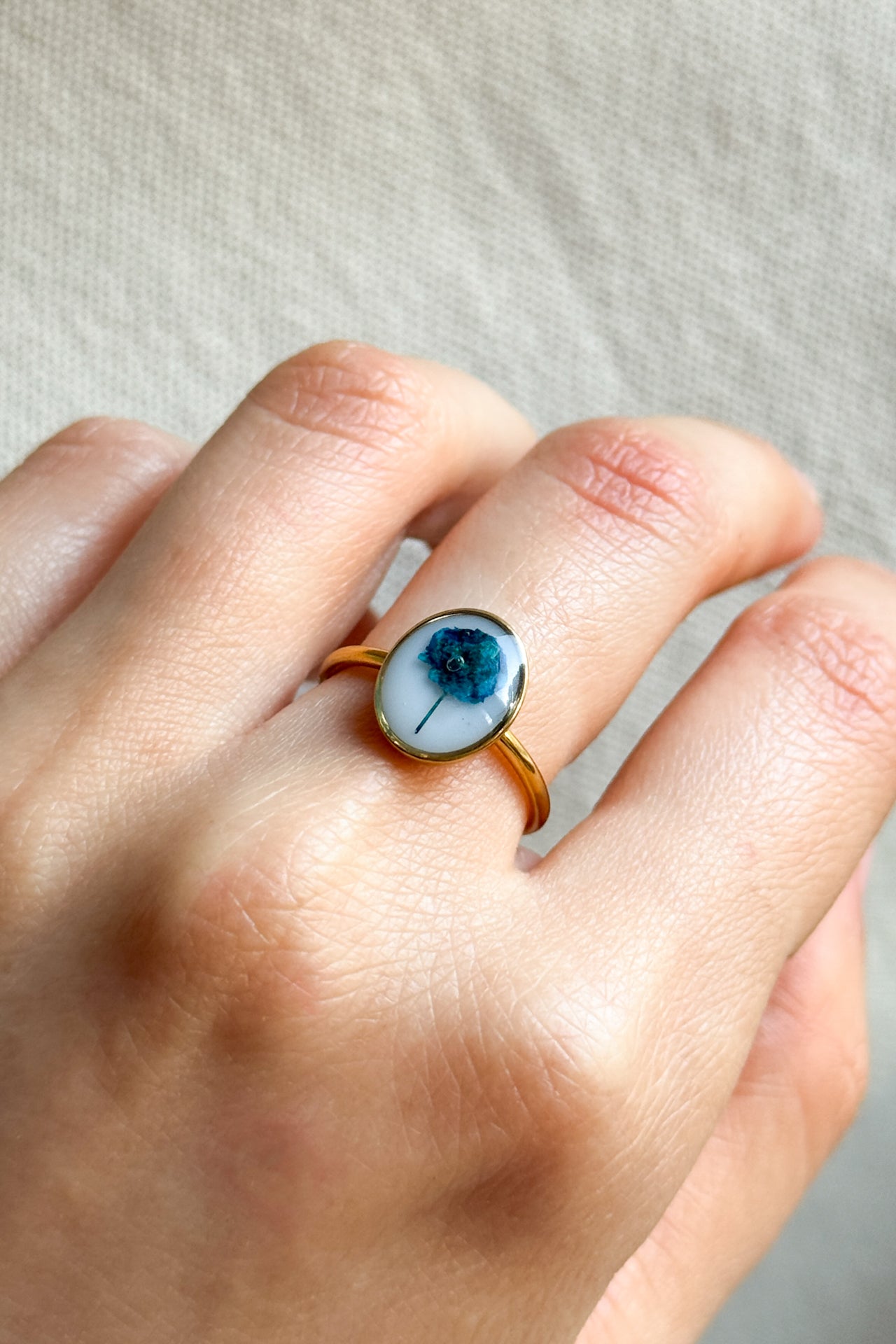 Anello con fondo bianco e Gypsophila blu