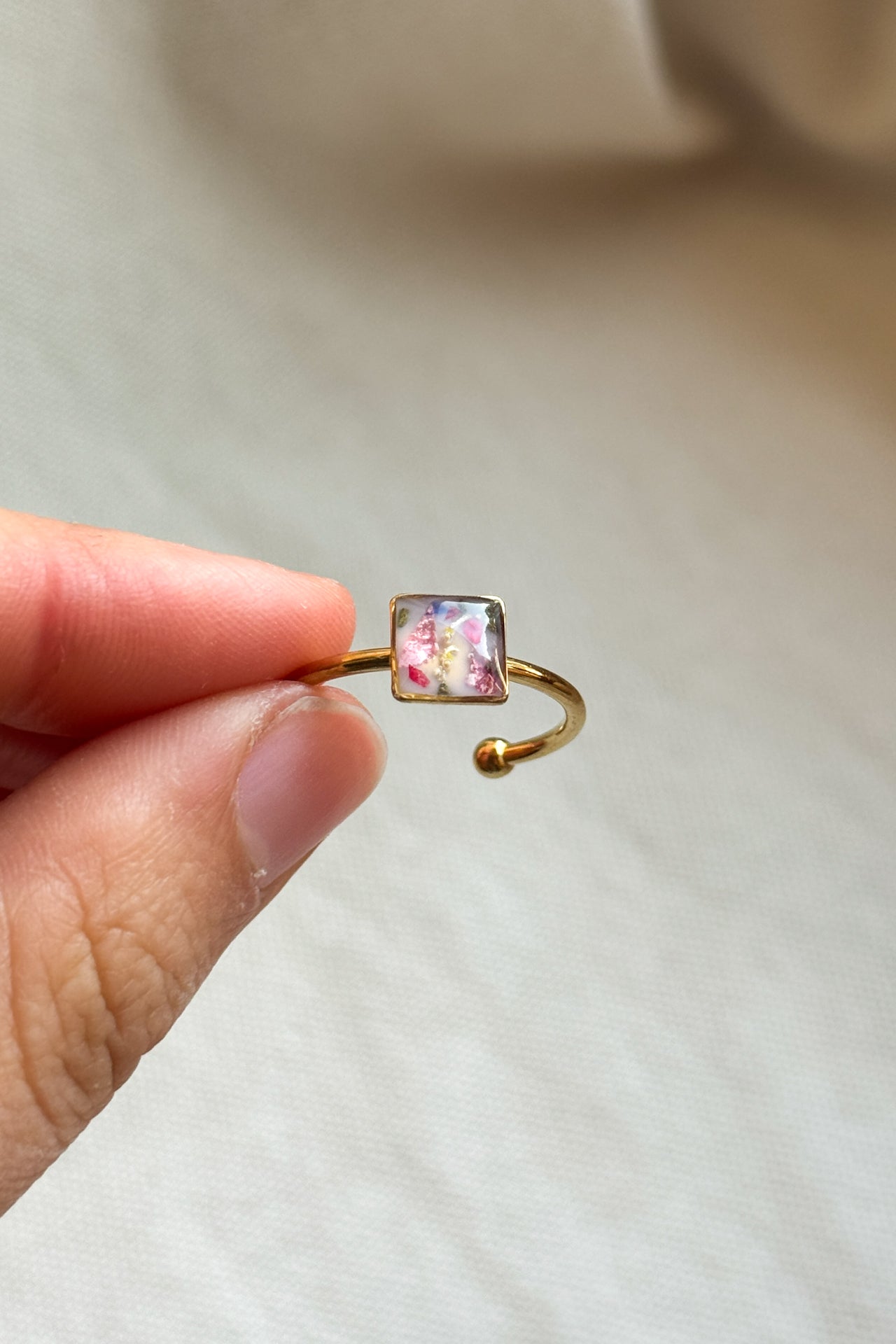 Anelli con fondo bianco e mix di fiori