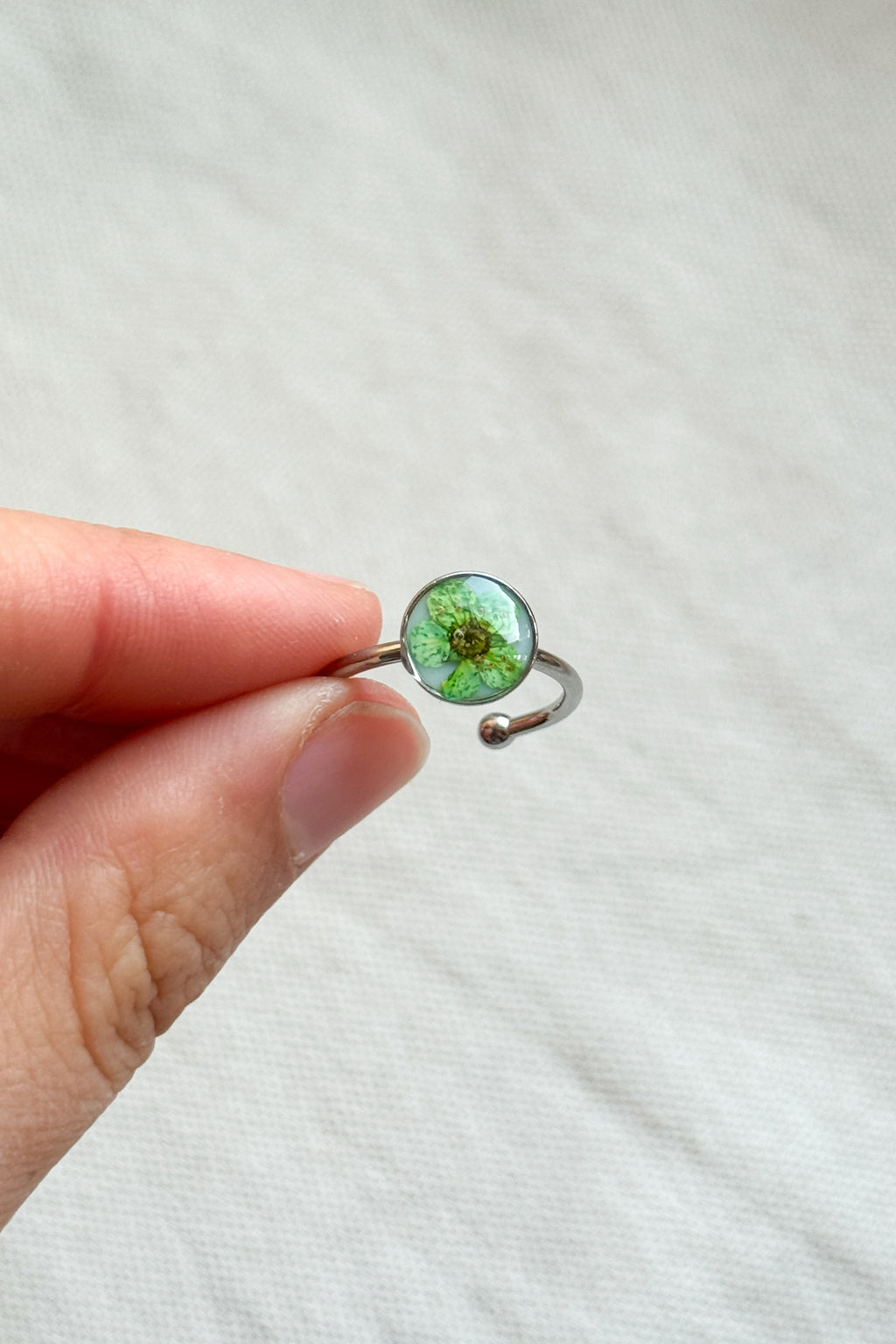 Anello con fondo bianco e narciso verde