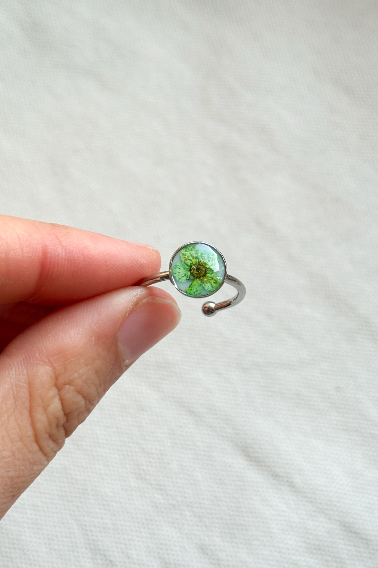 Anello con fondo bianco e narciso verde