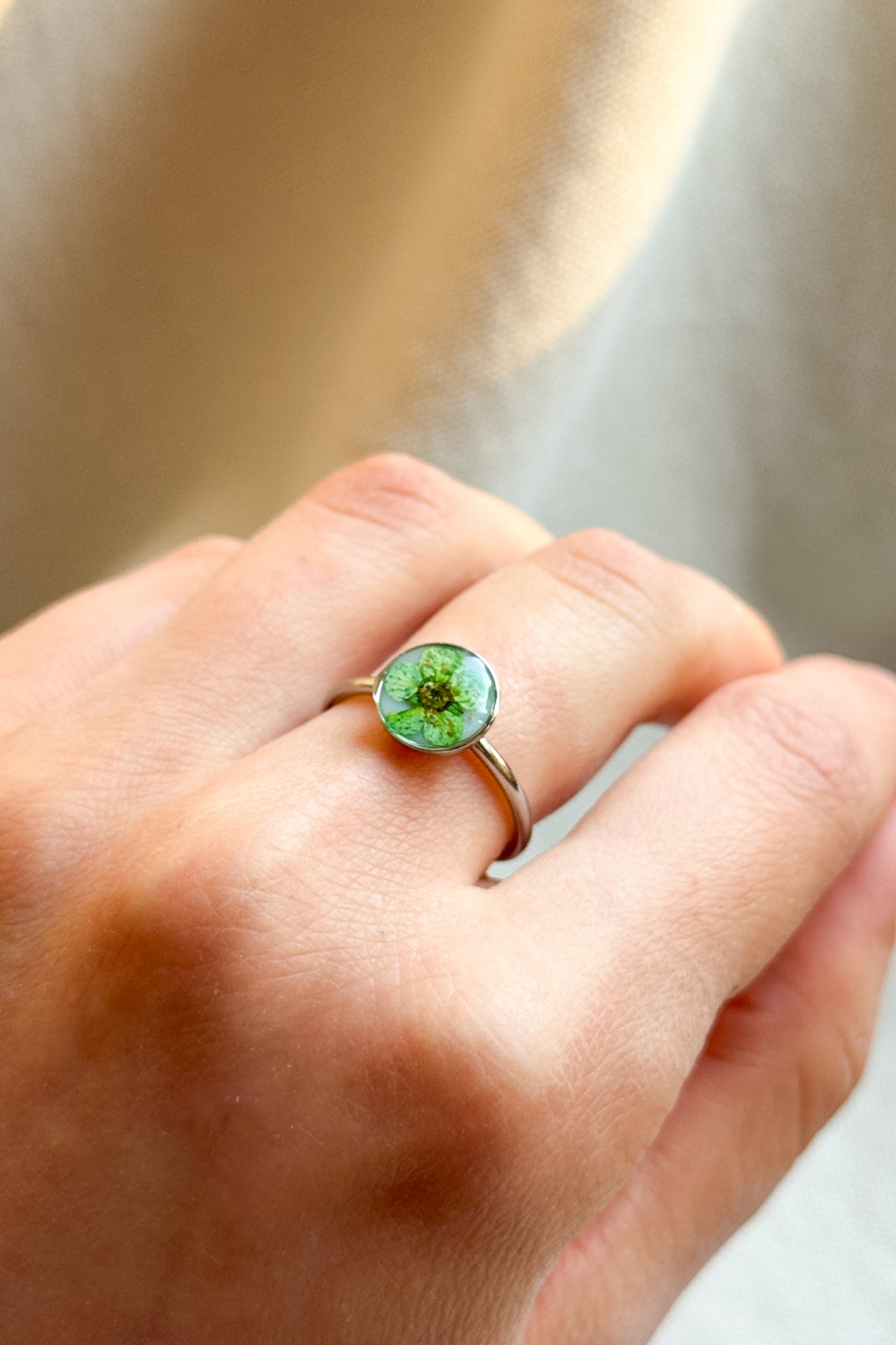 Anello con fondo bianco e narciso verde