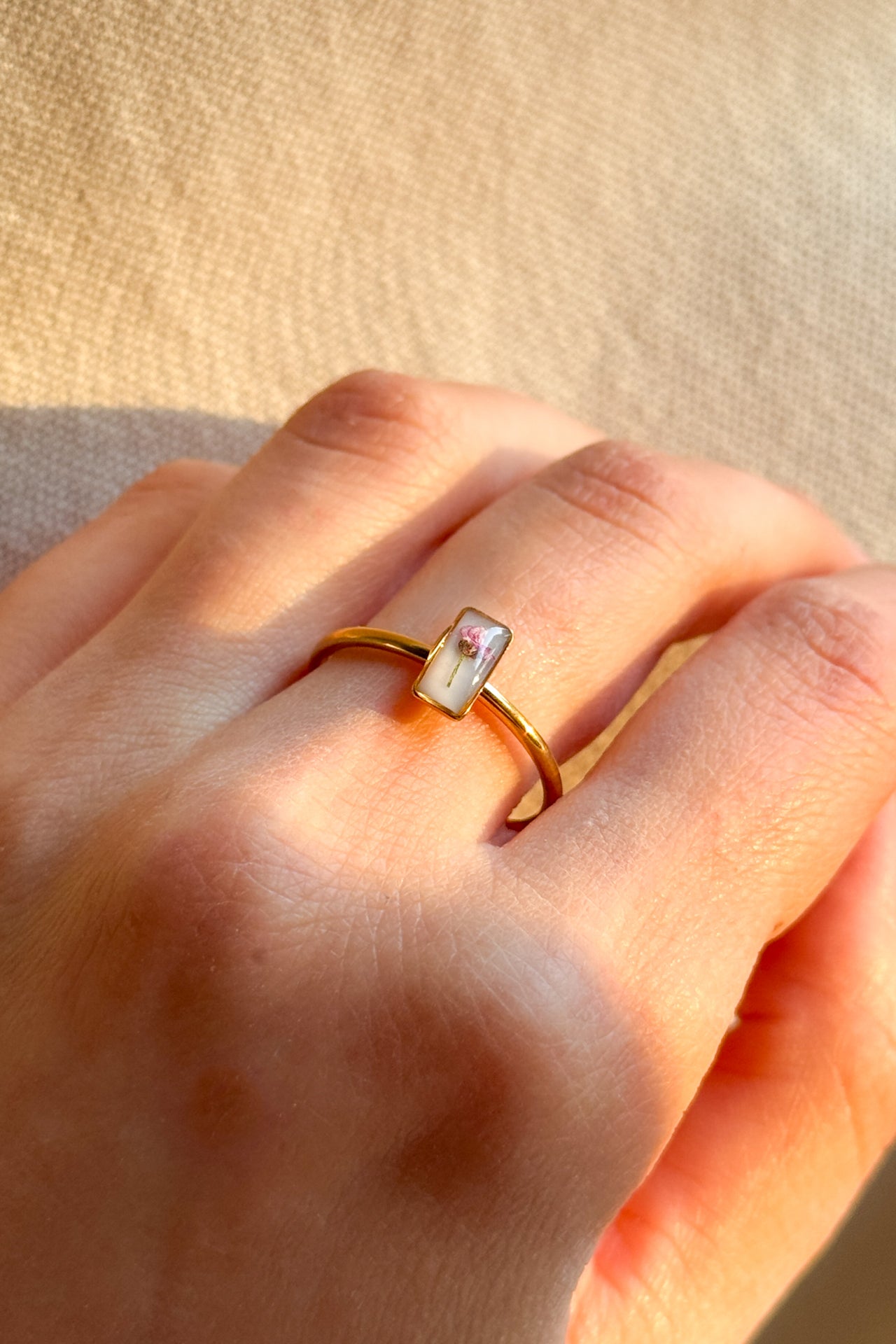Anello con fondo bianco e Alisso