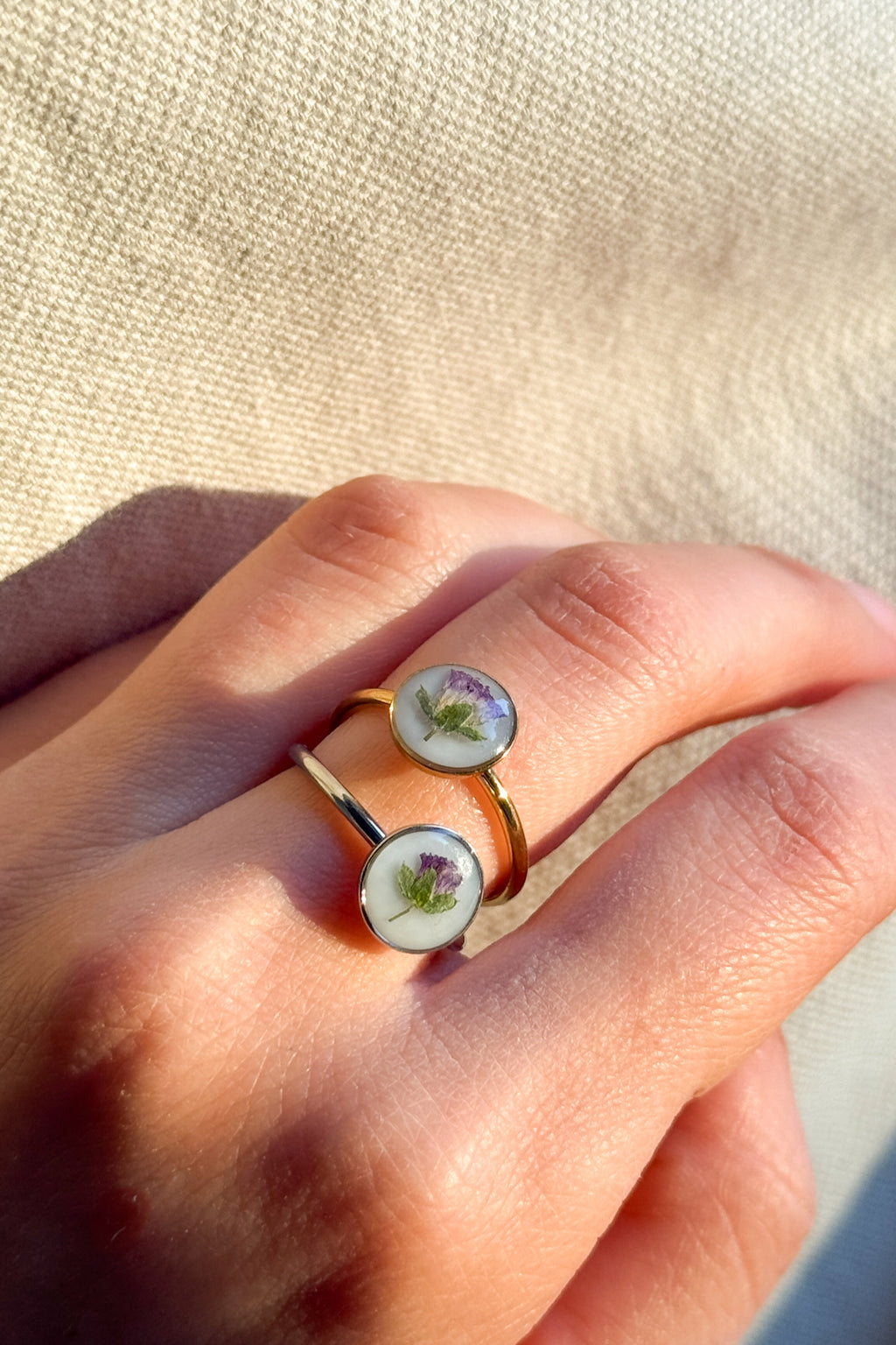Anello con fondo bianco e violetta di campo