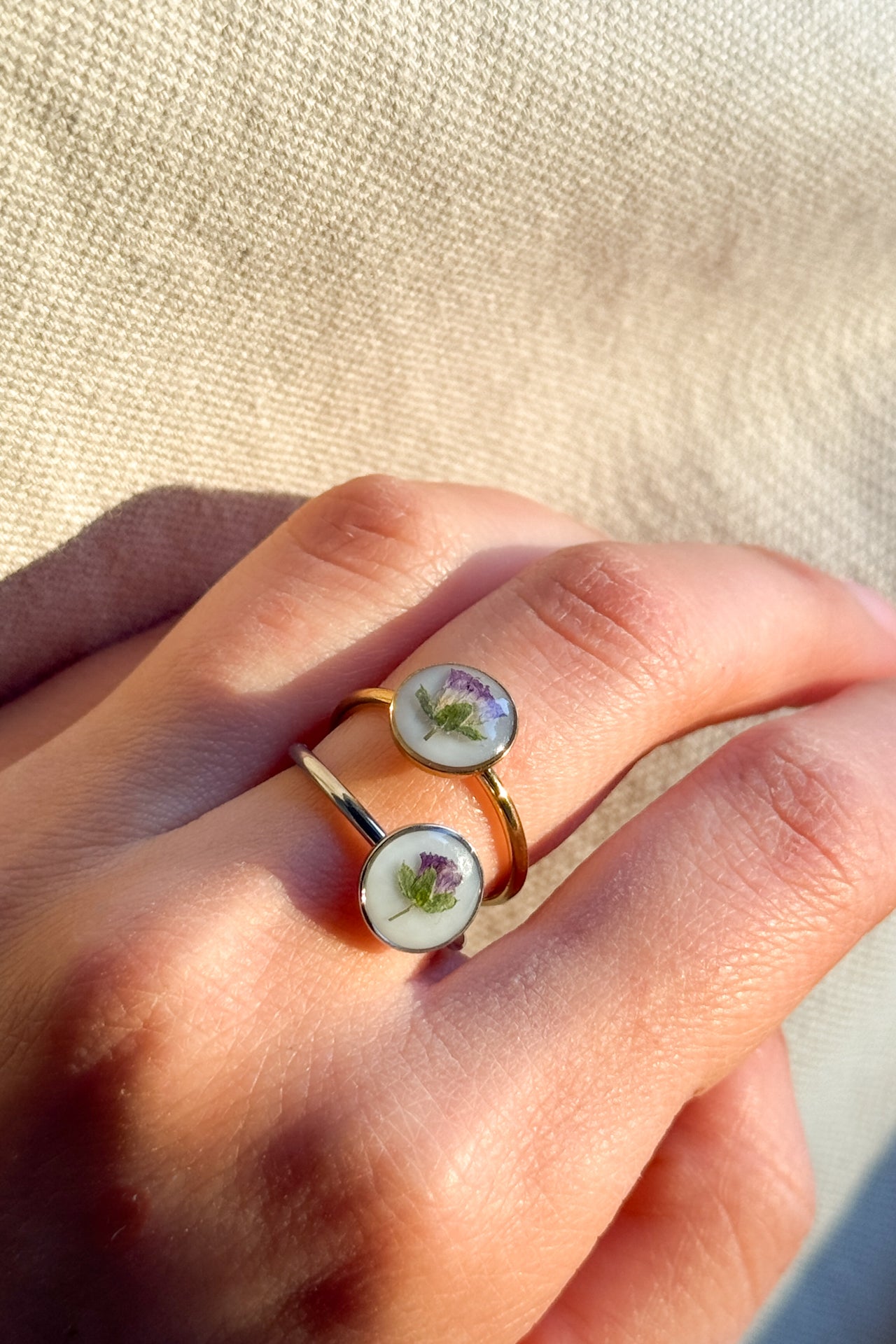 Anello con fondo bianco e violetta di campo