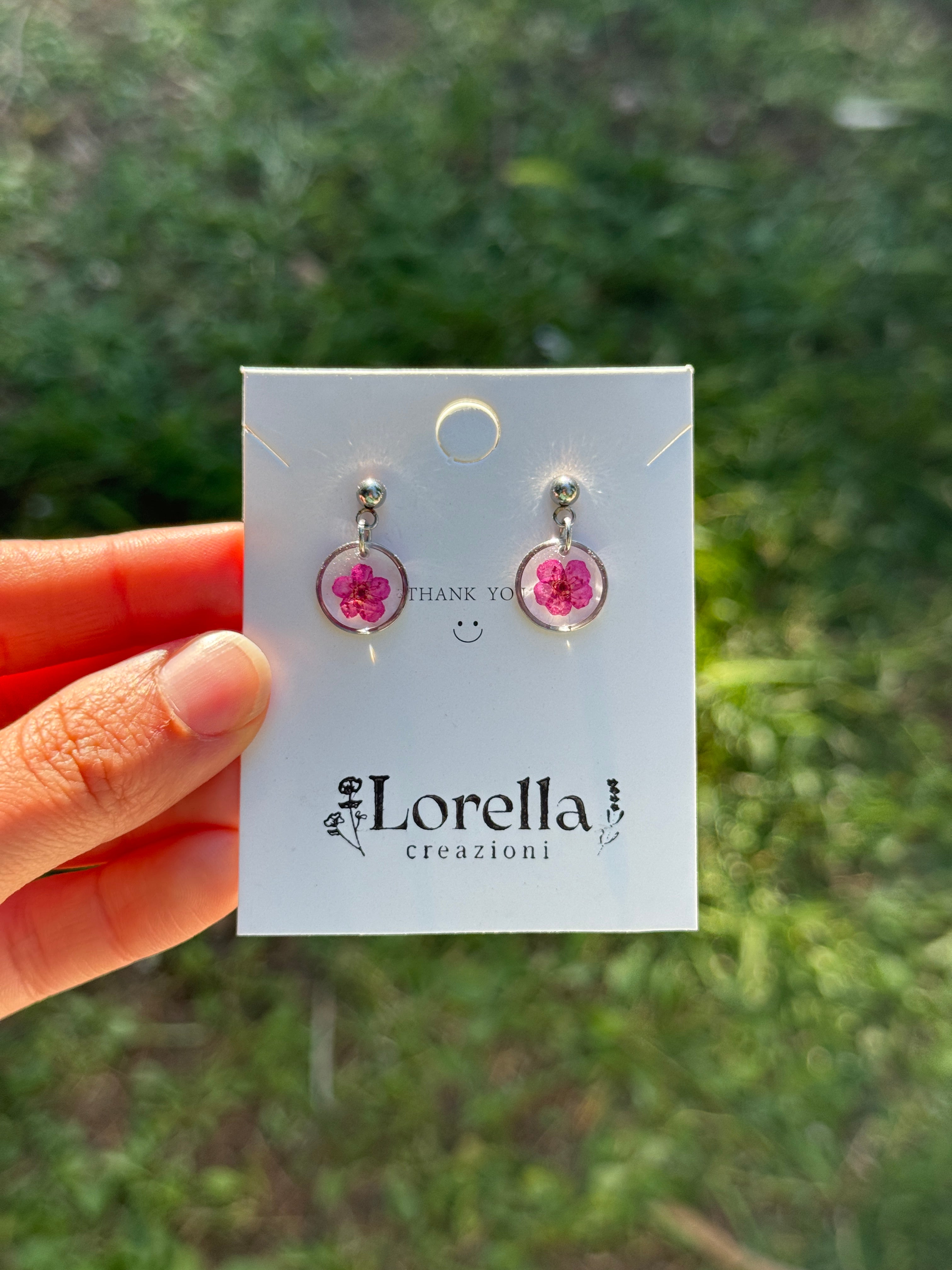 Orecchino a cerchio con Narciso fucsia