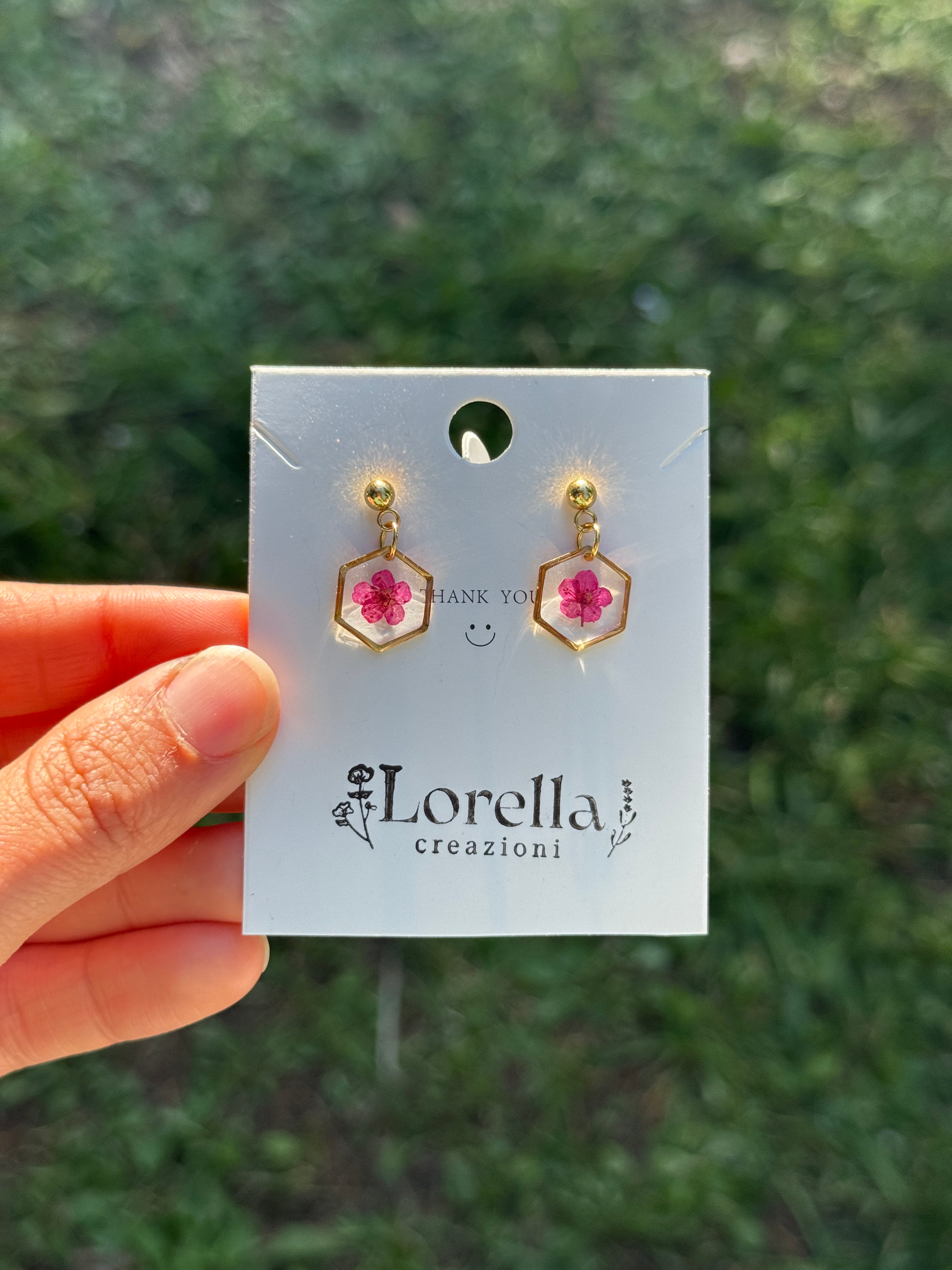 Orecchini esagonali con Narciso fucsia