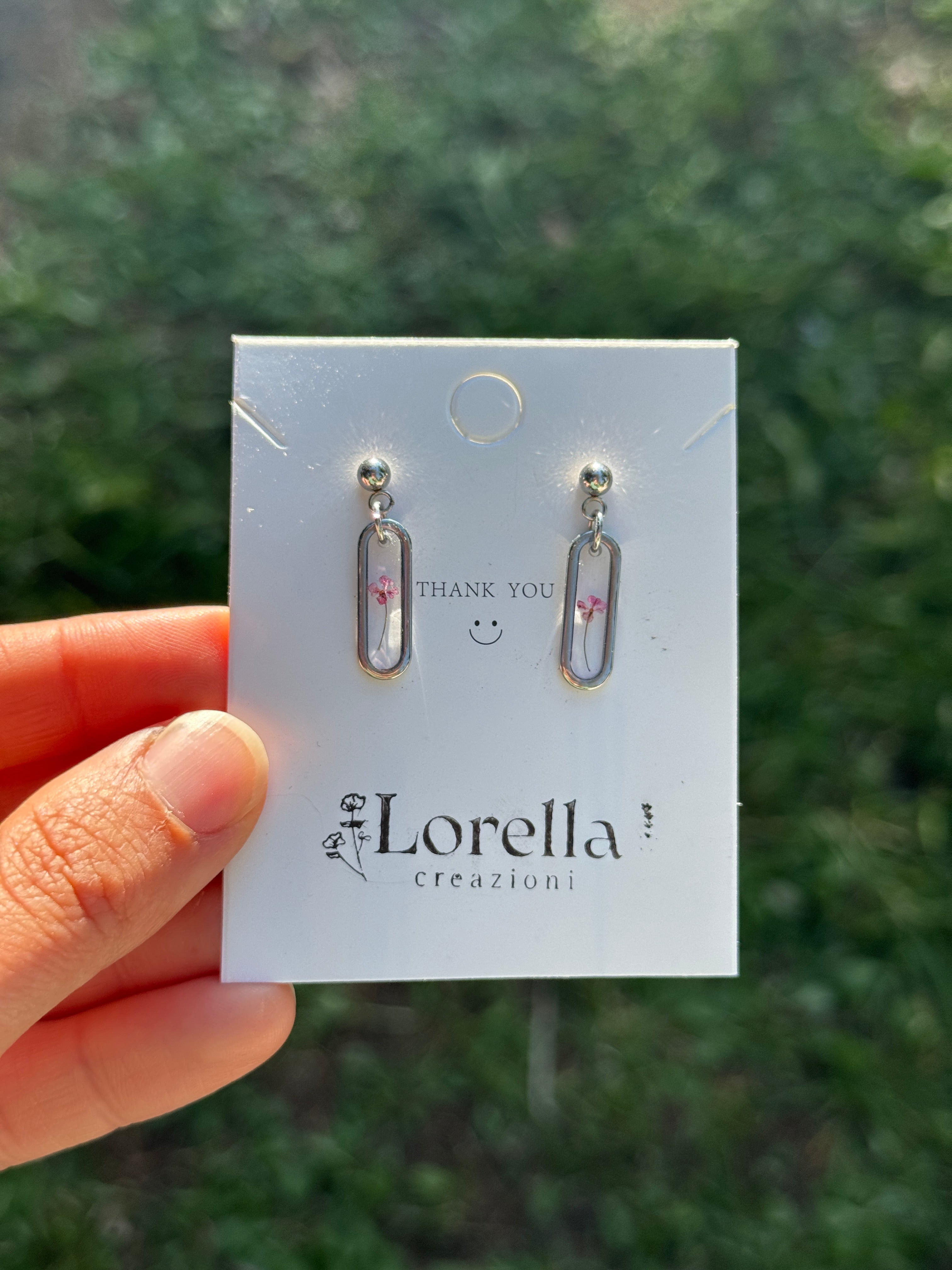 Orecchini ovali con fiorellino di carota selvatica